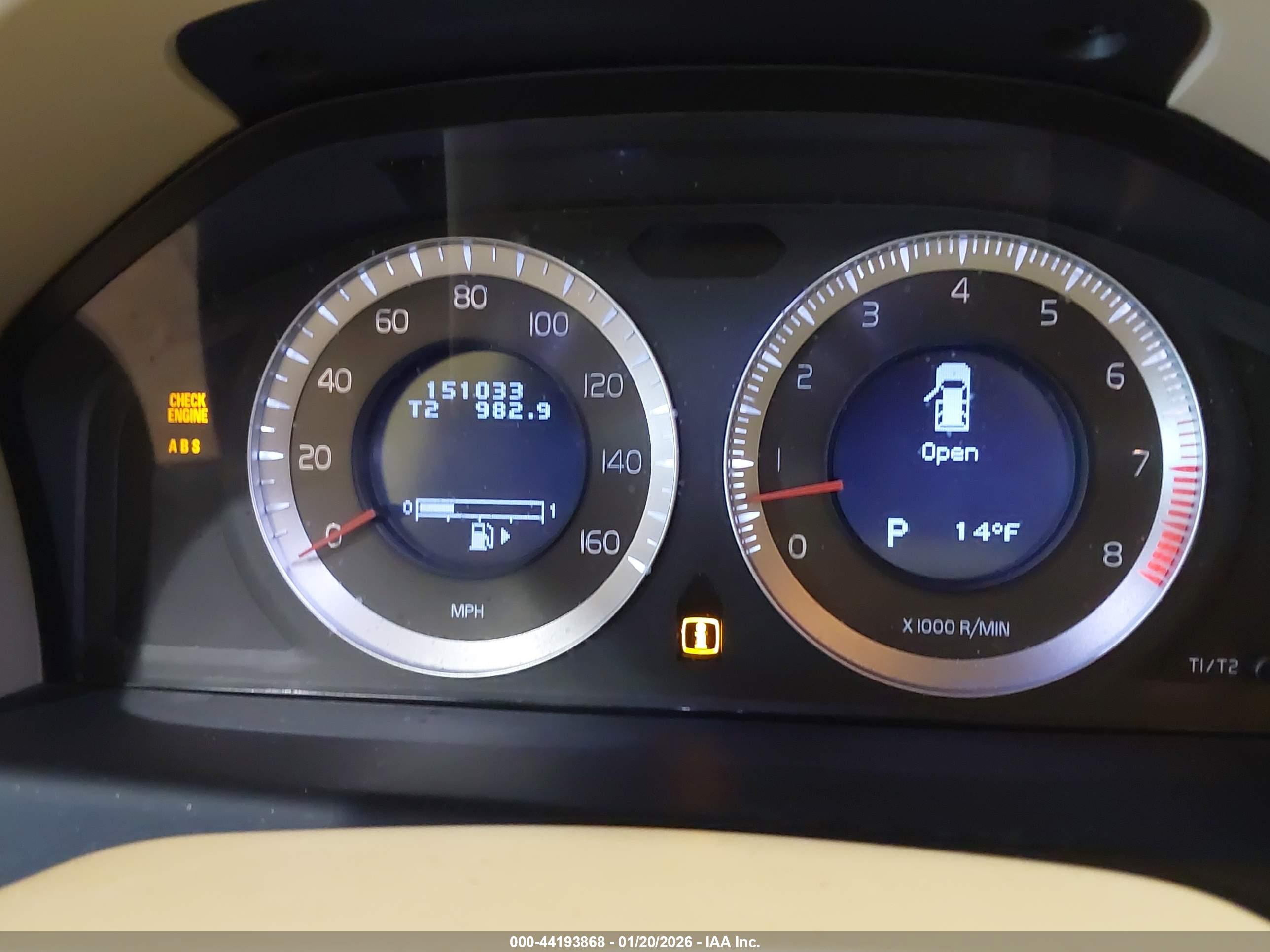 VOLVO XC70 image 7