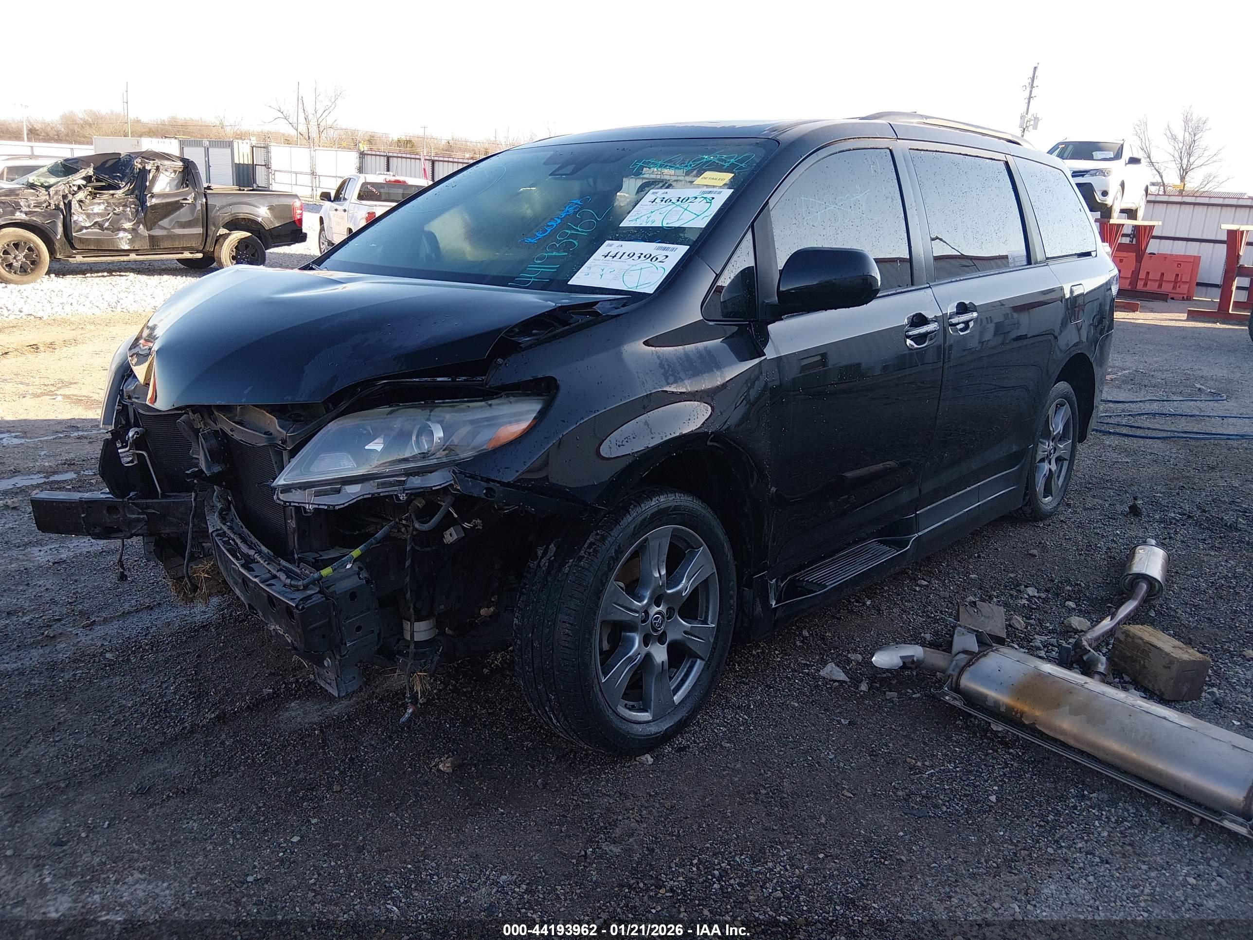 TOYOTA SIENNA image 2
