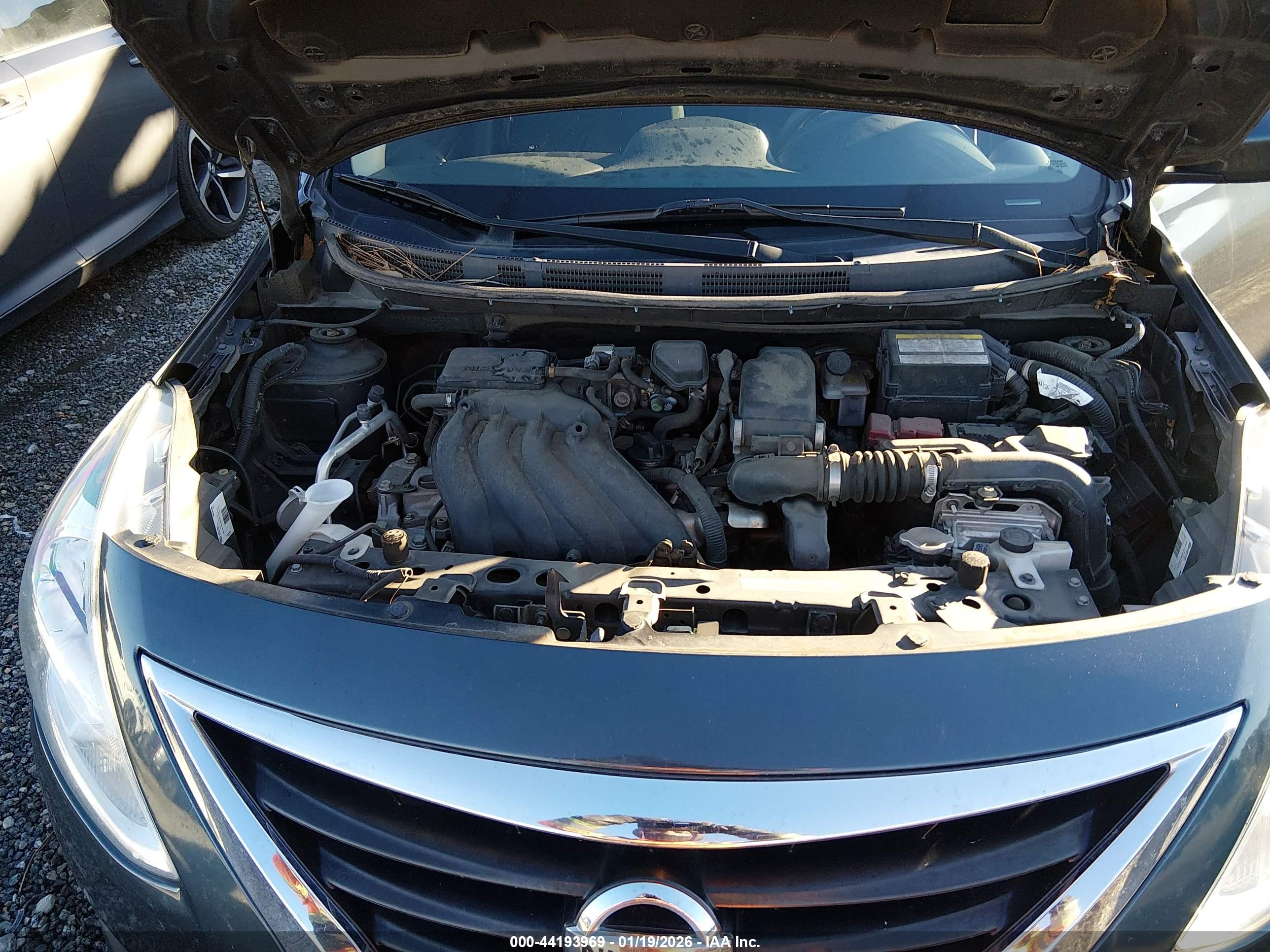 NISSAN VERSA image 10