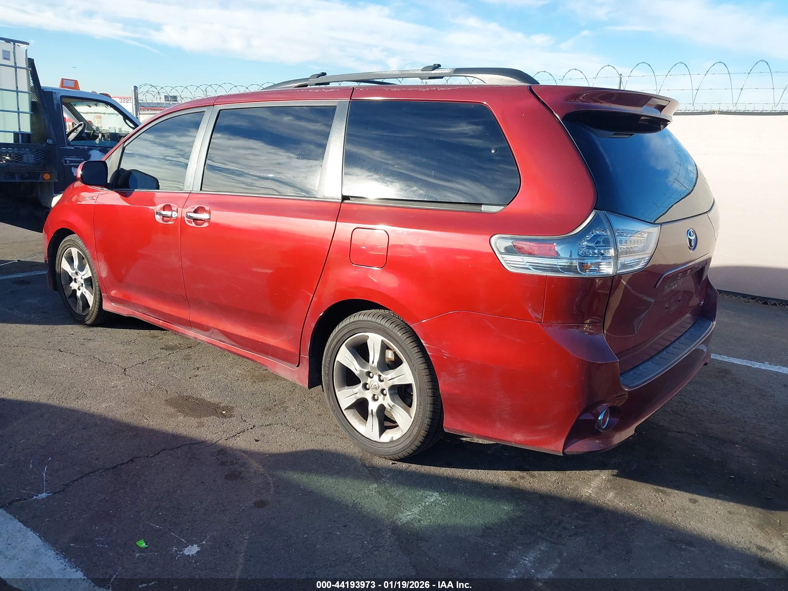 TOYOTA SIENNA image 3