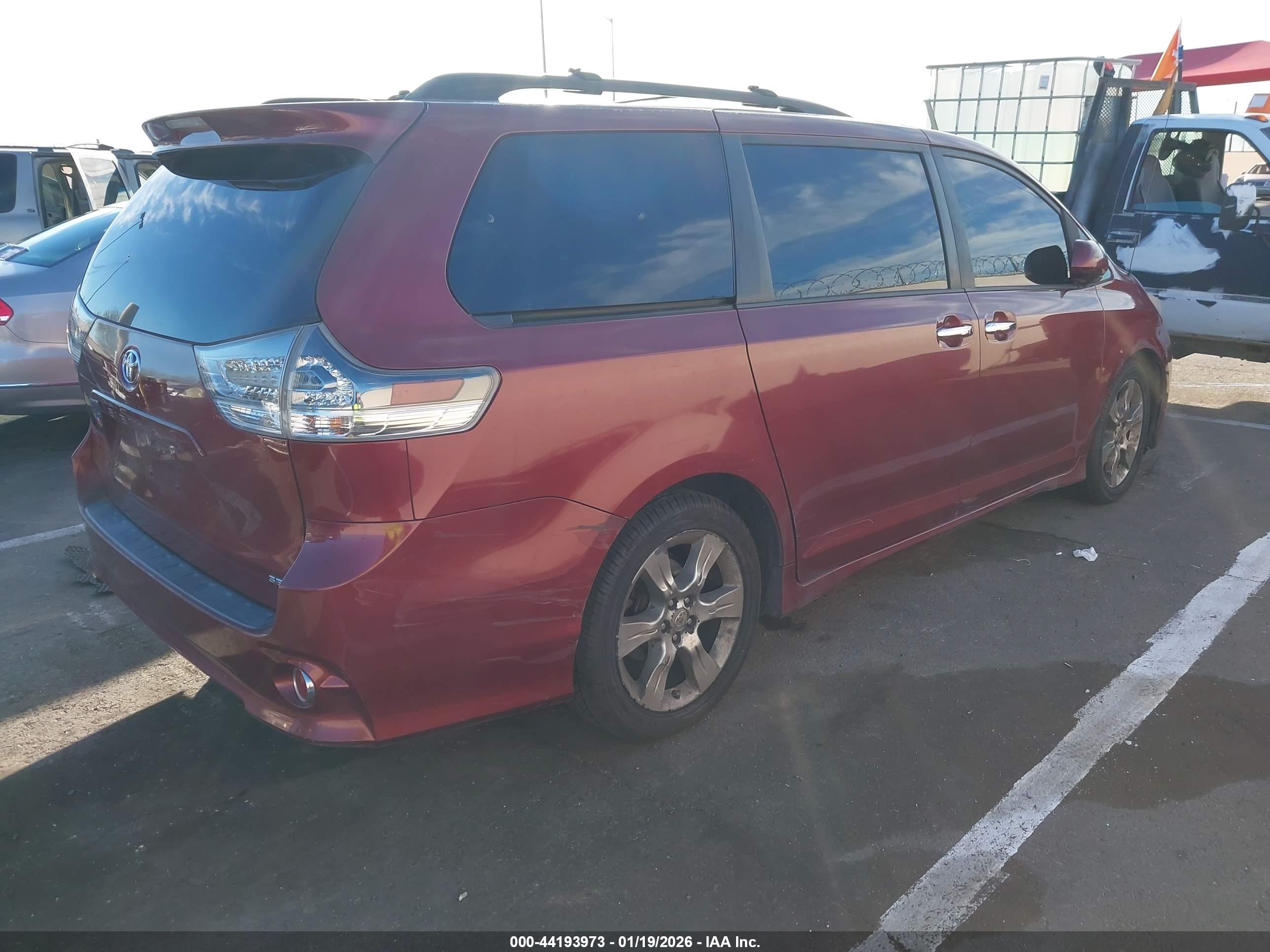 TOYOTA SIENNA image 4