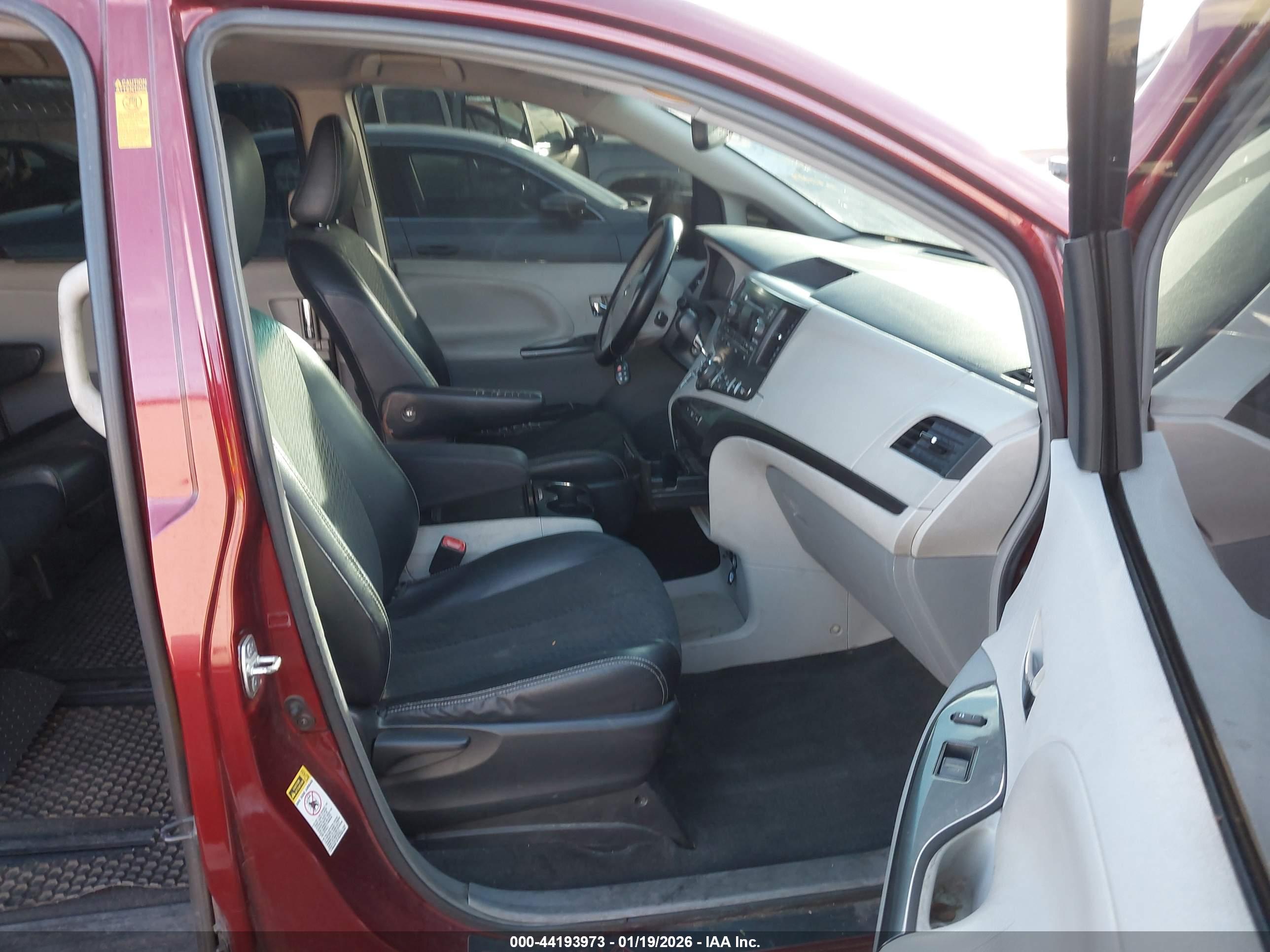 TOYOTA SIENNA image 5