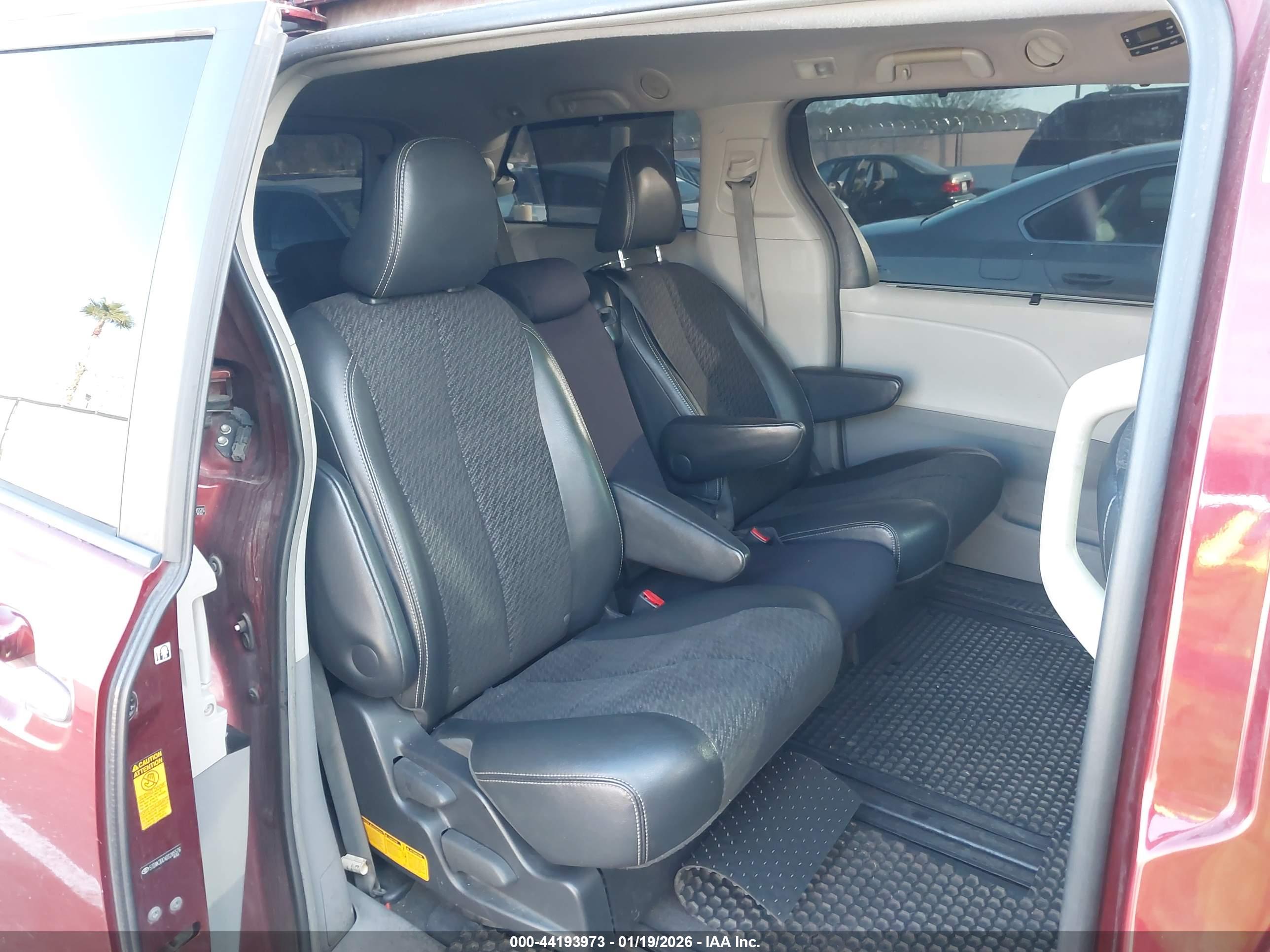 TOYOTA SIENNA image 8