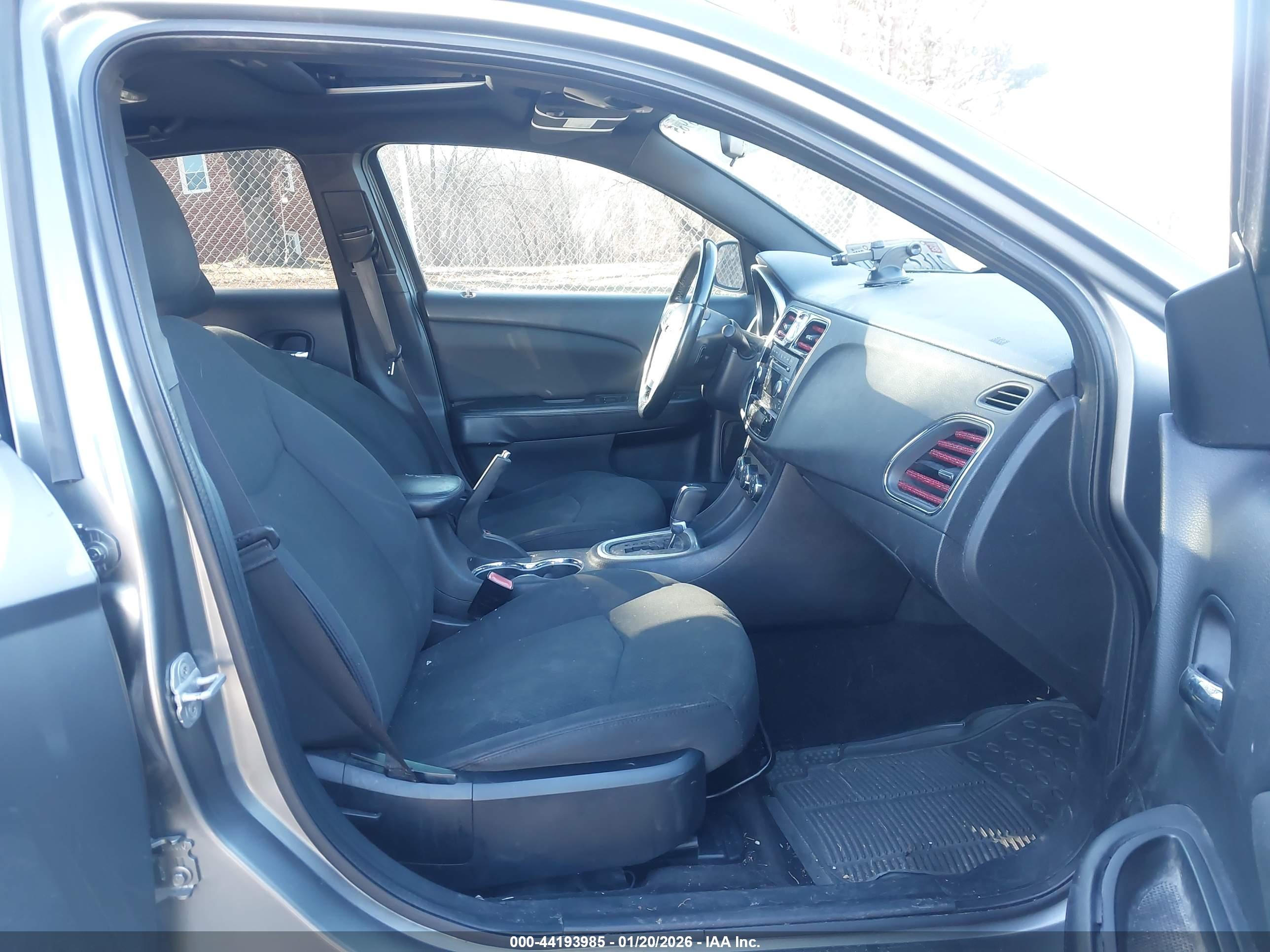 CHRYSLER 200 image 5