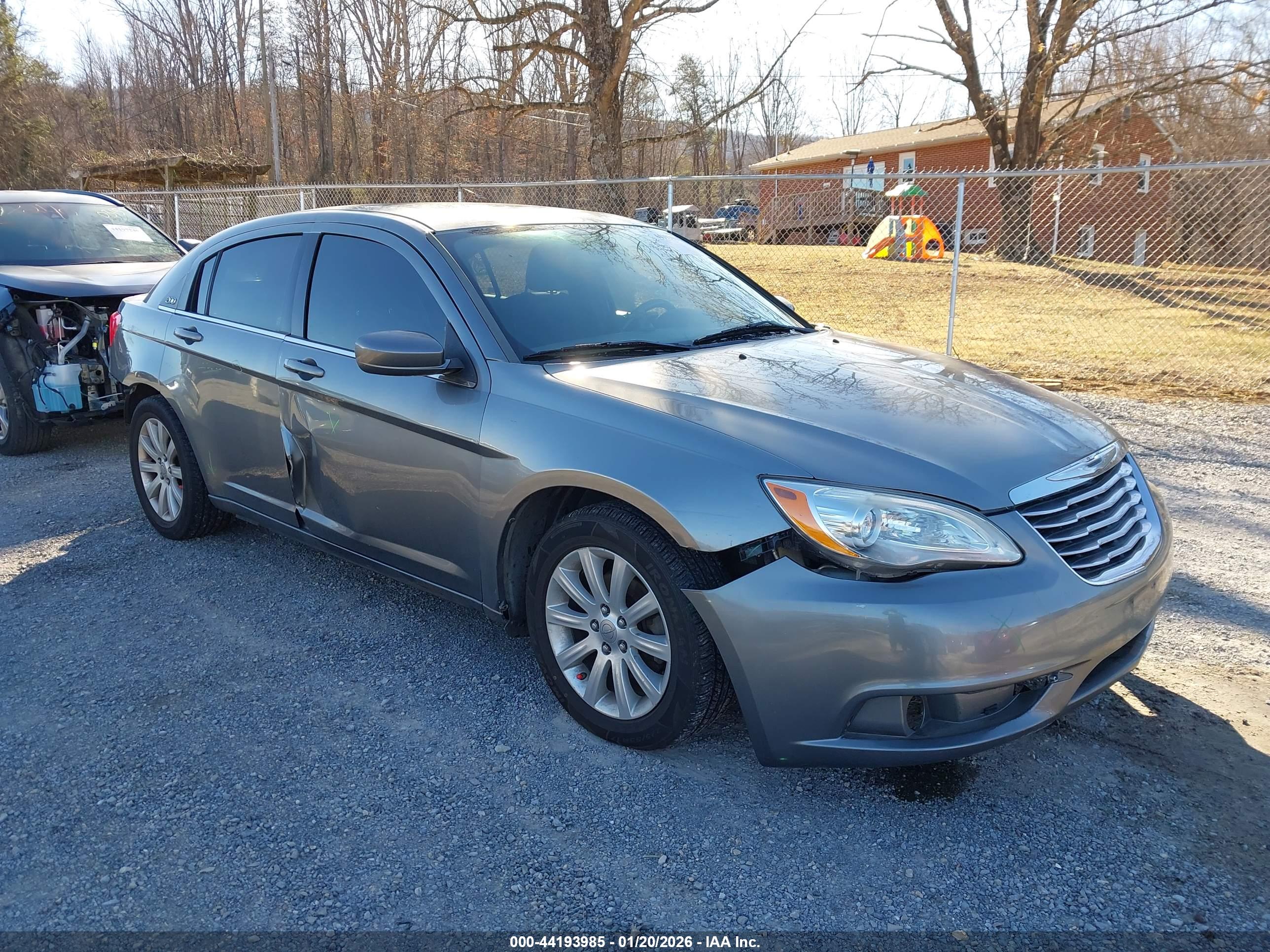 CHRYSLER 200 image 6
