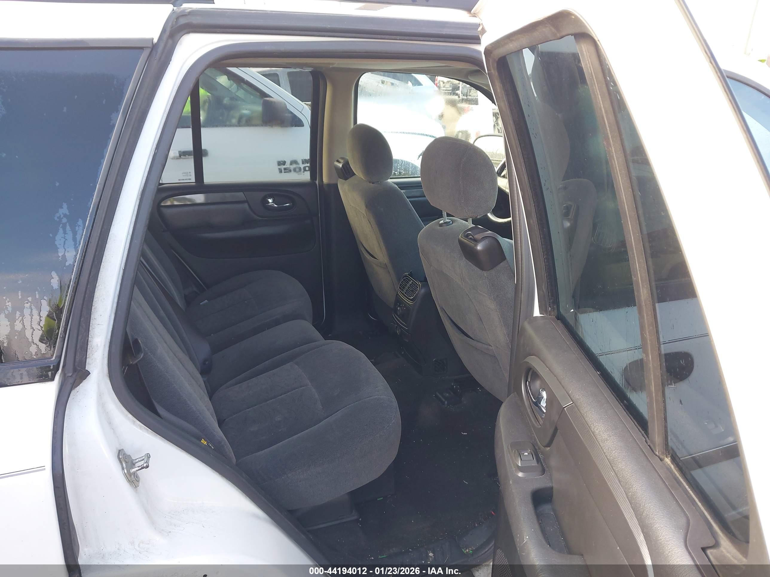 GMC ENVOY image 8