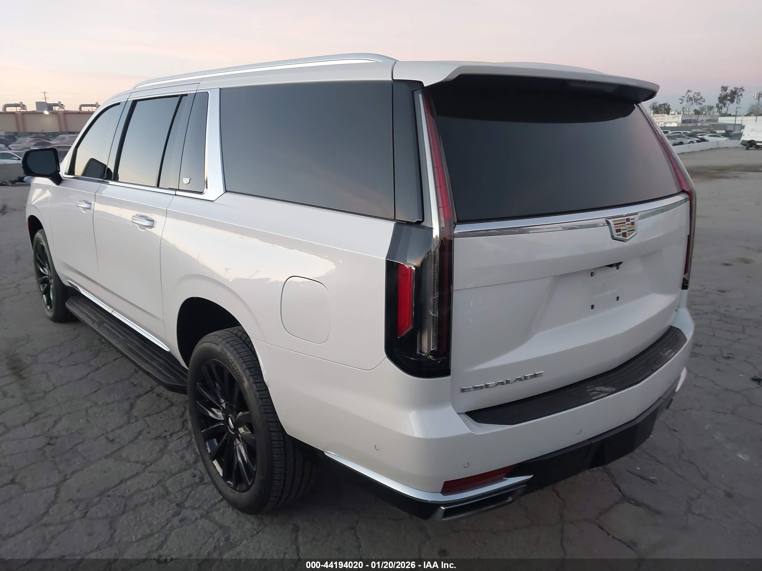 CADILLAC ESCALADE image 3