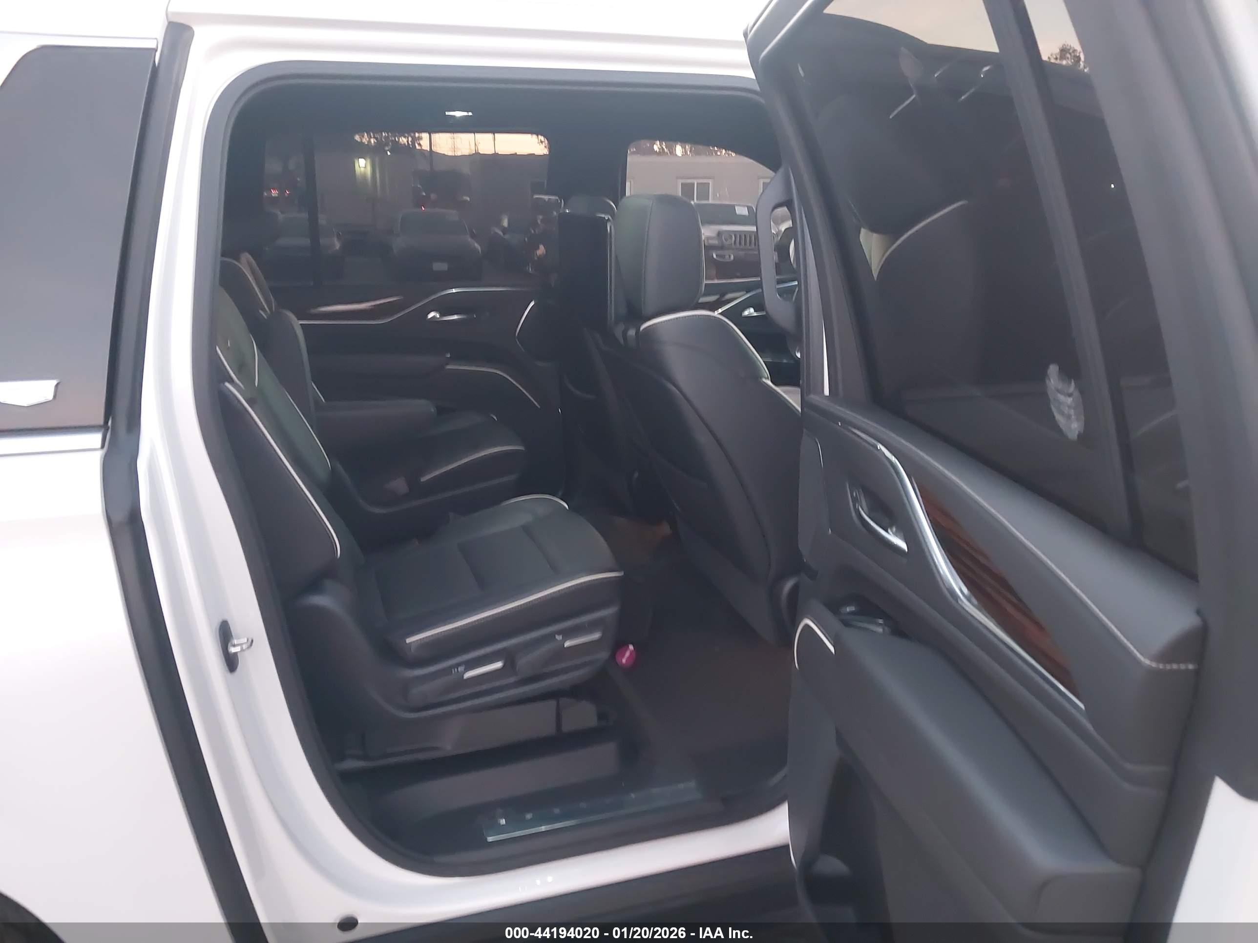 CADILLAC ESCALADE image 8
