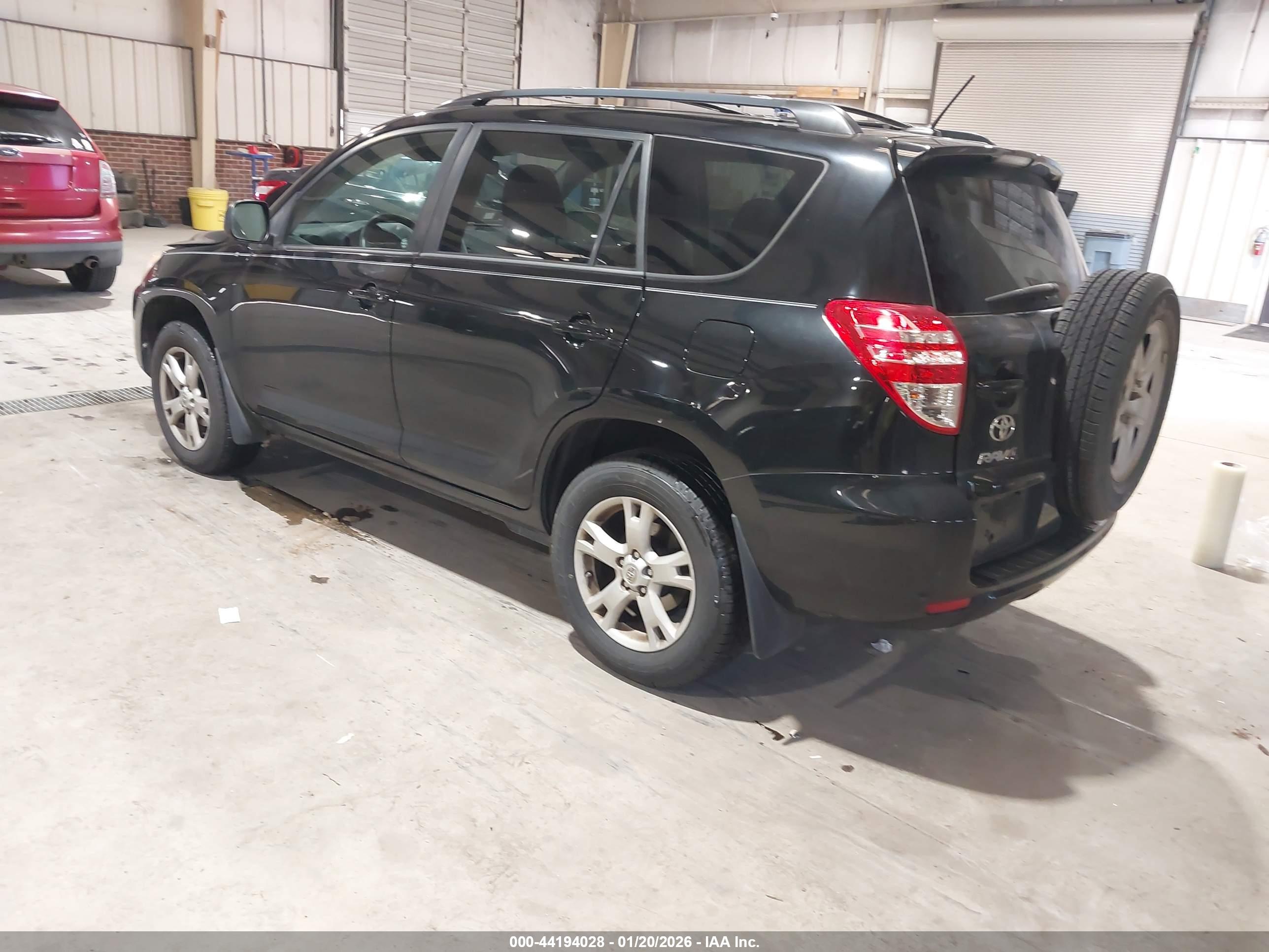 TOYOTA RAV4 image 3