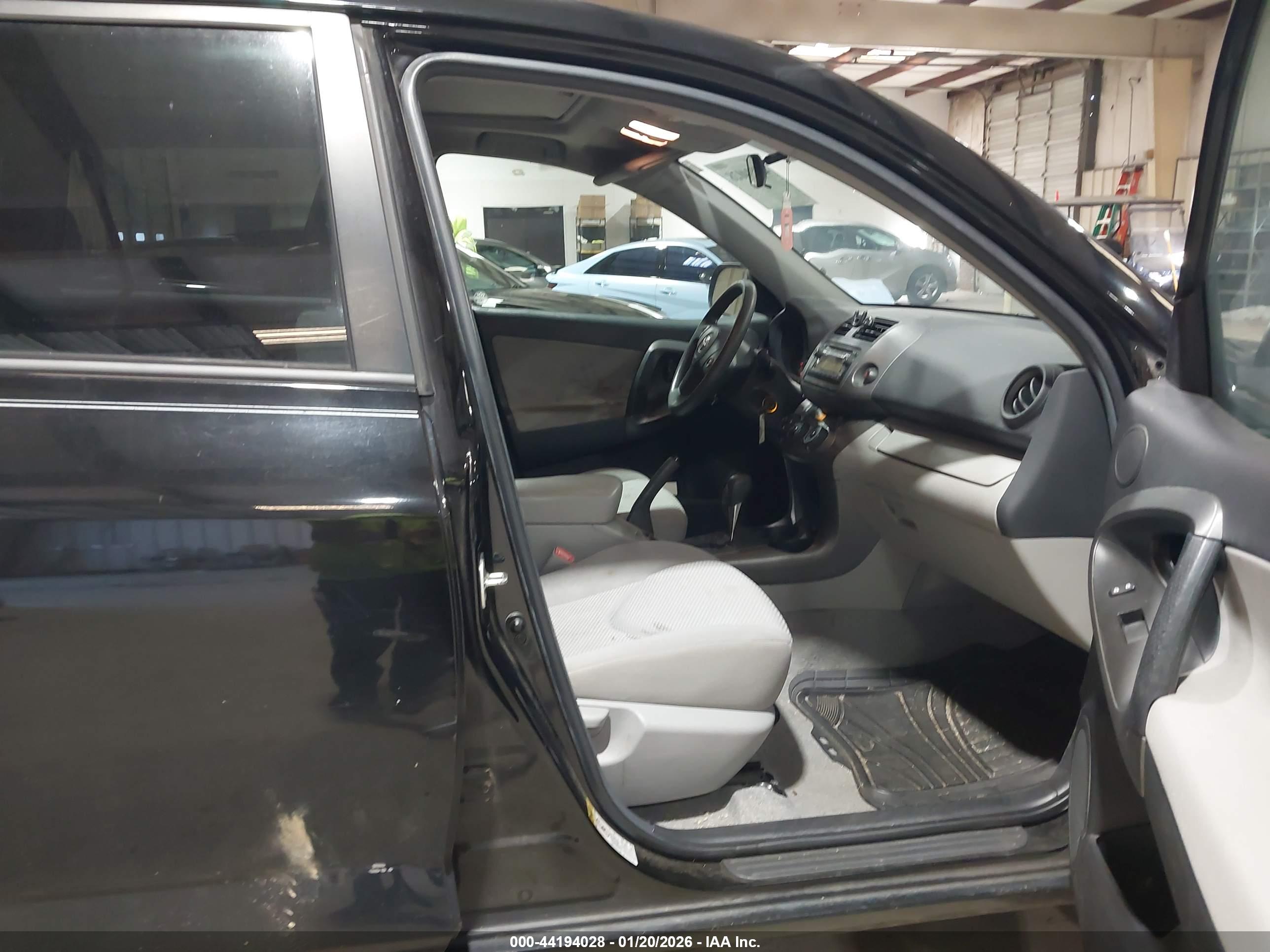 TOYOTA RAV4 image 5