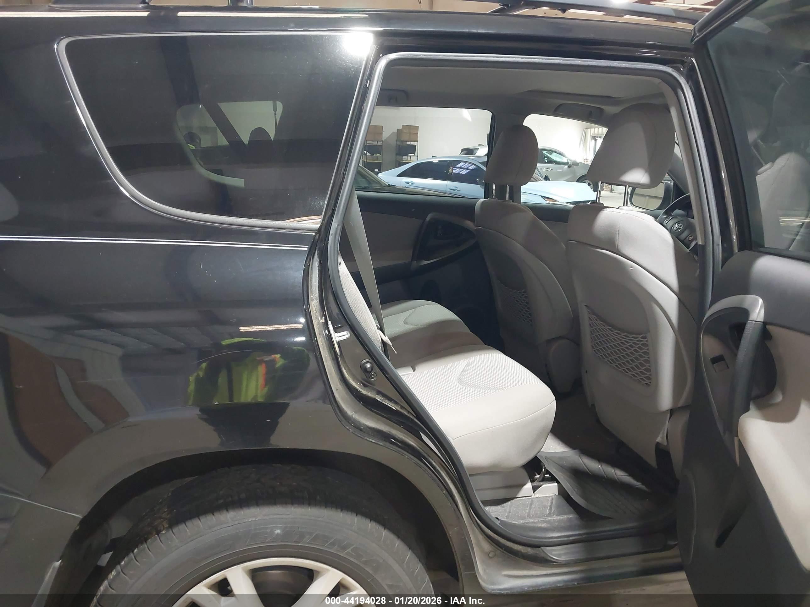 TOYOTA RAV4 image 8