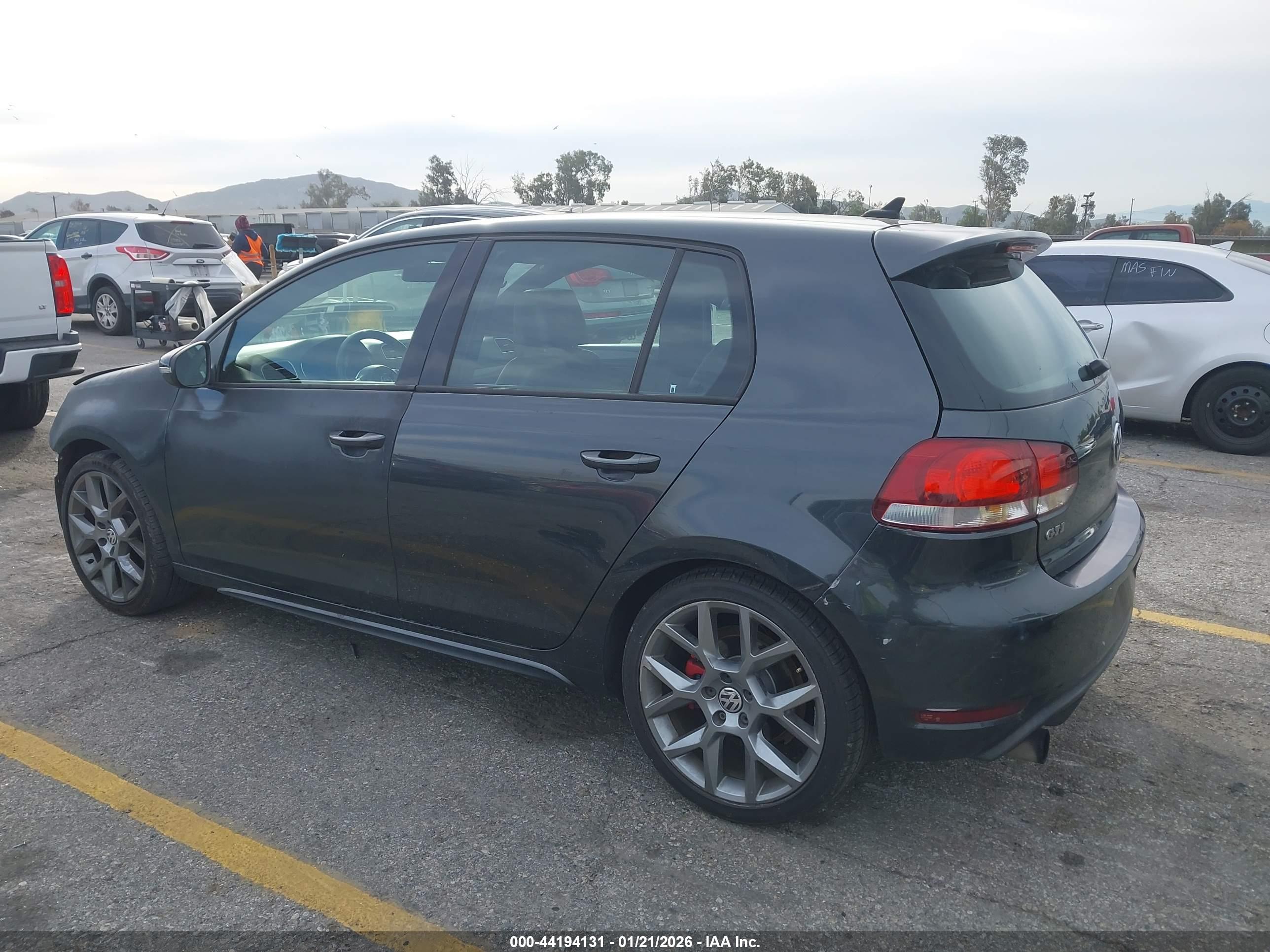 VOLKSWAGEN GTI image 3