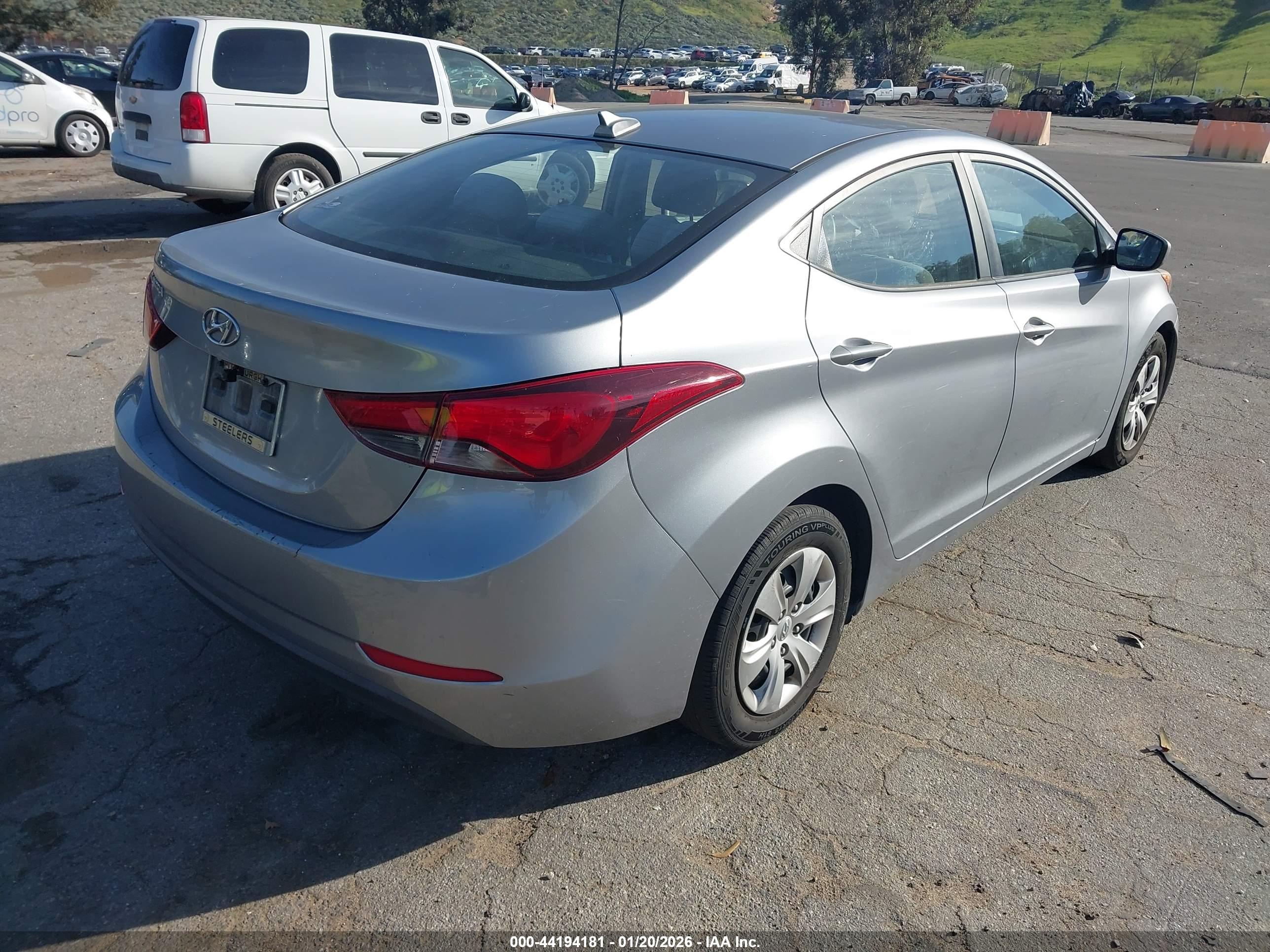 HYUNDAI ELANTRA image 4