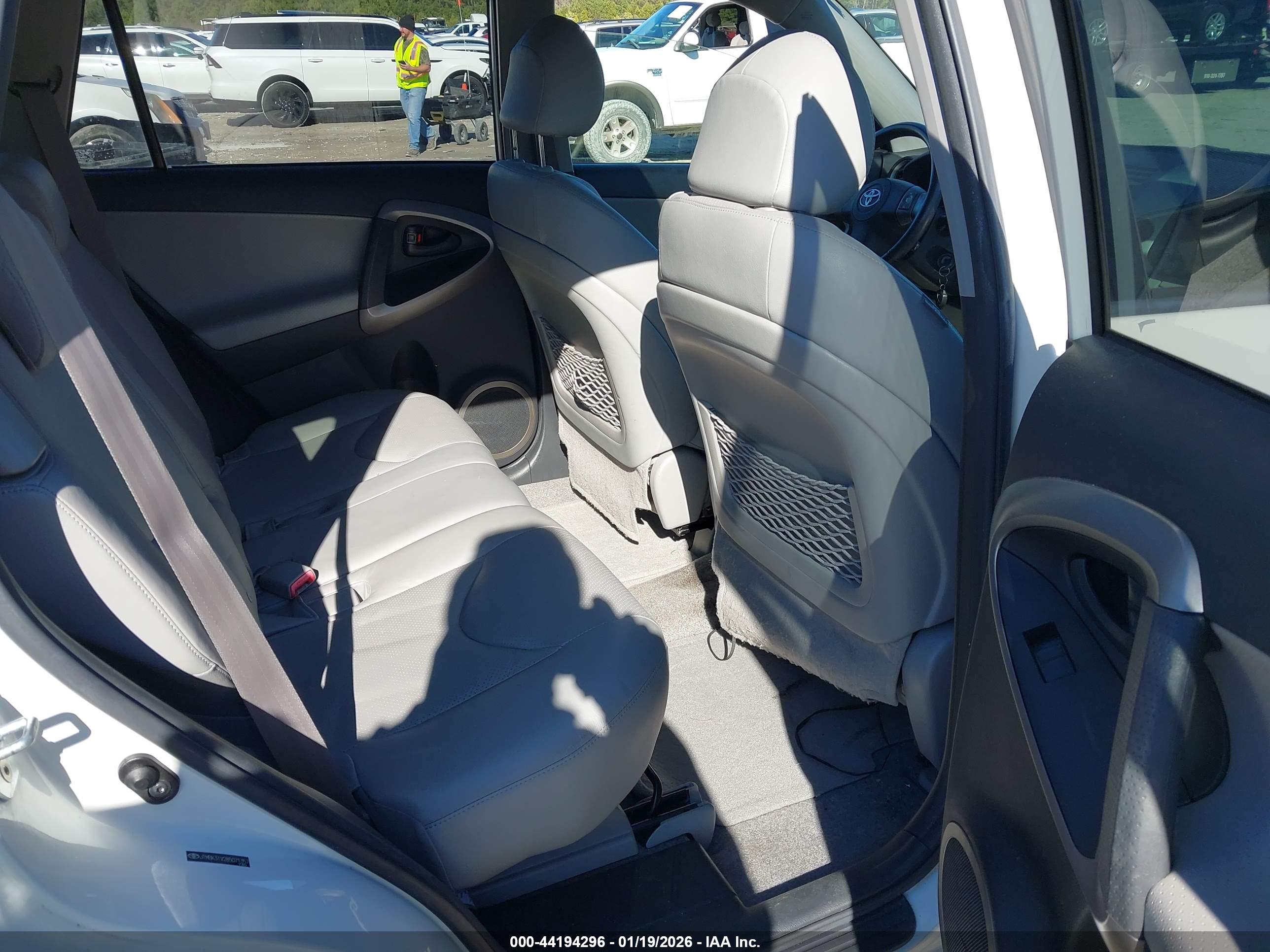 TOYOTA RAV4 image 8