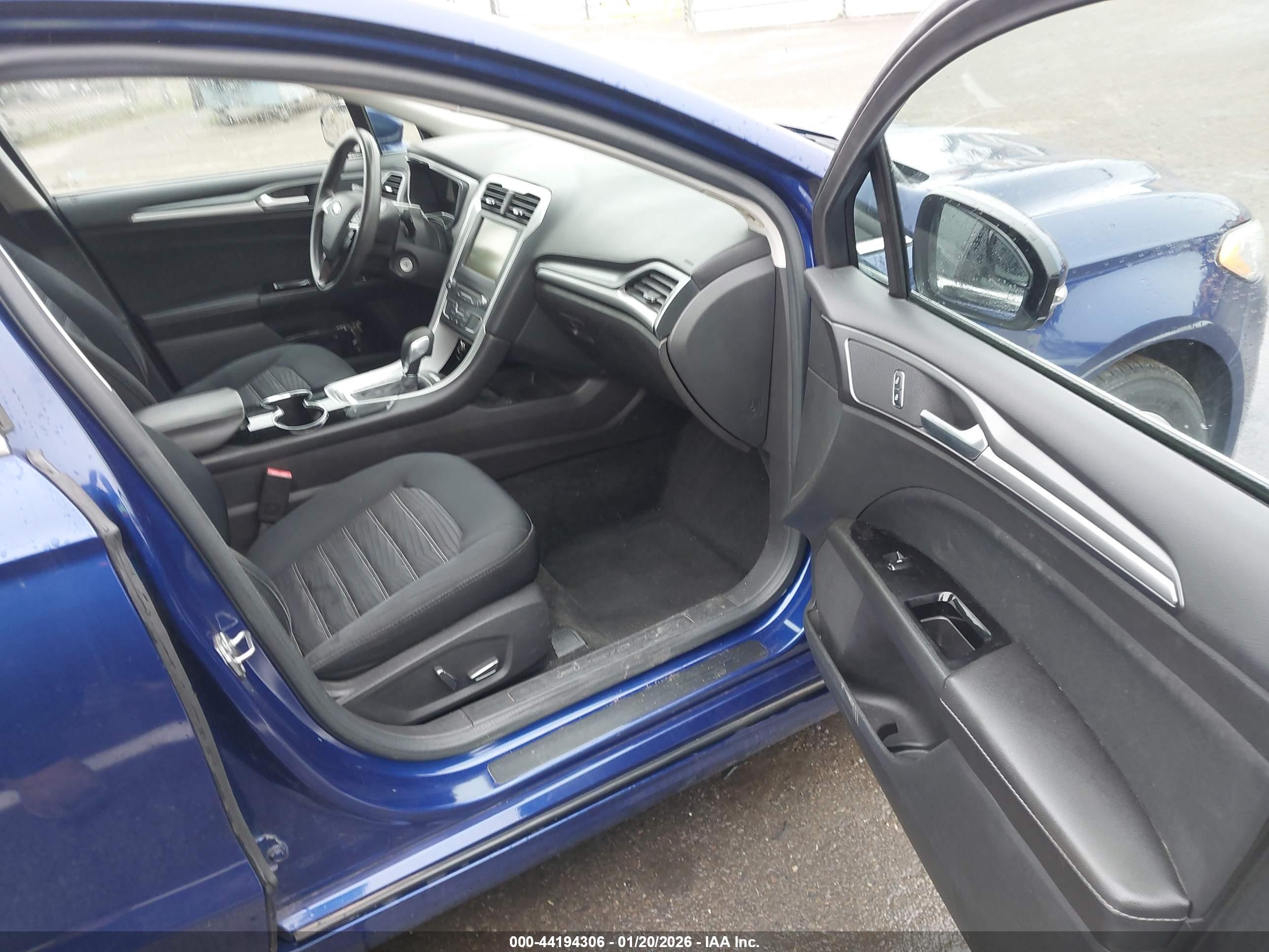 FORD FUSION image 5