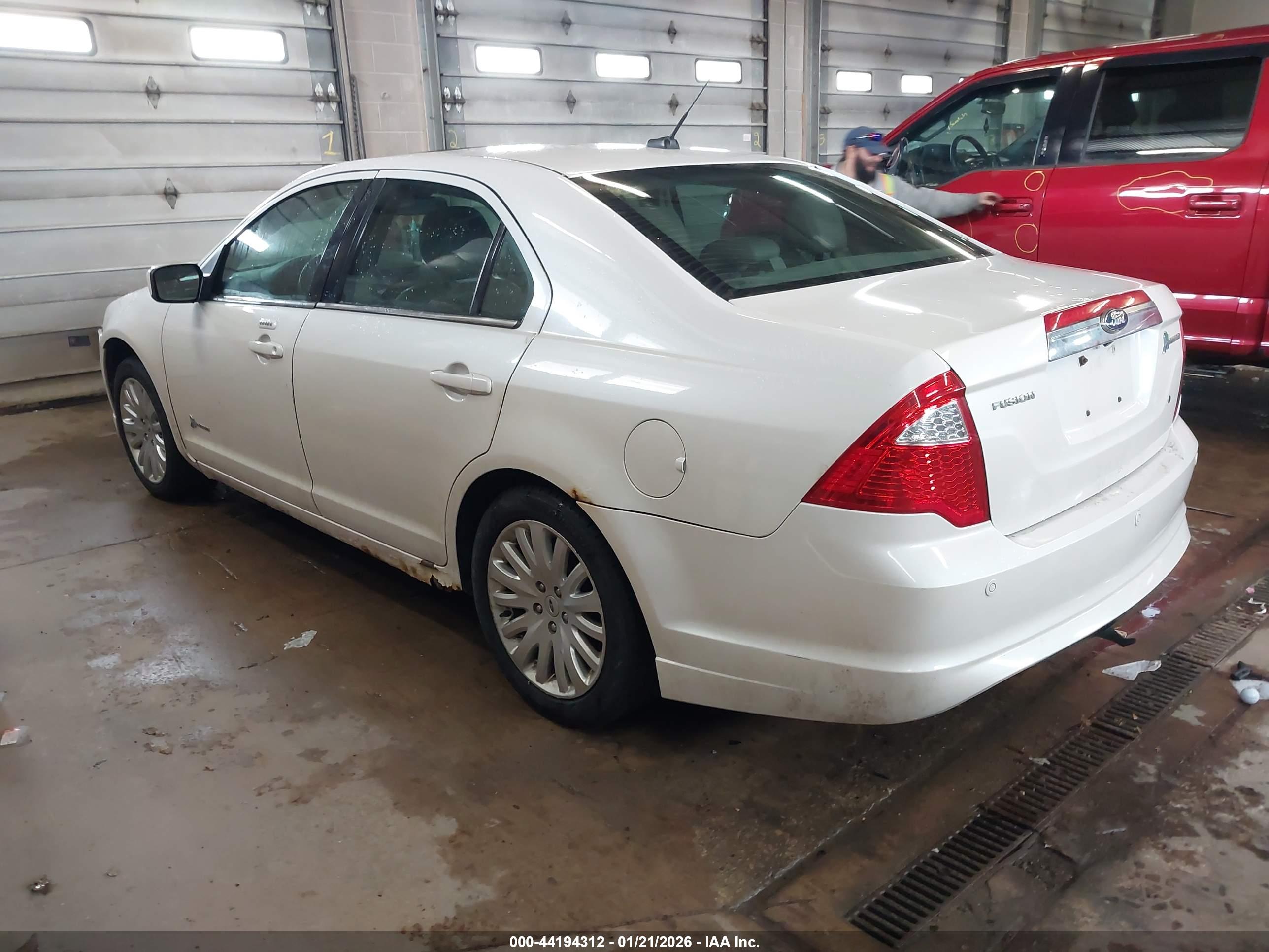 FORD FUSION image 3