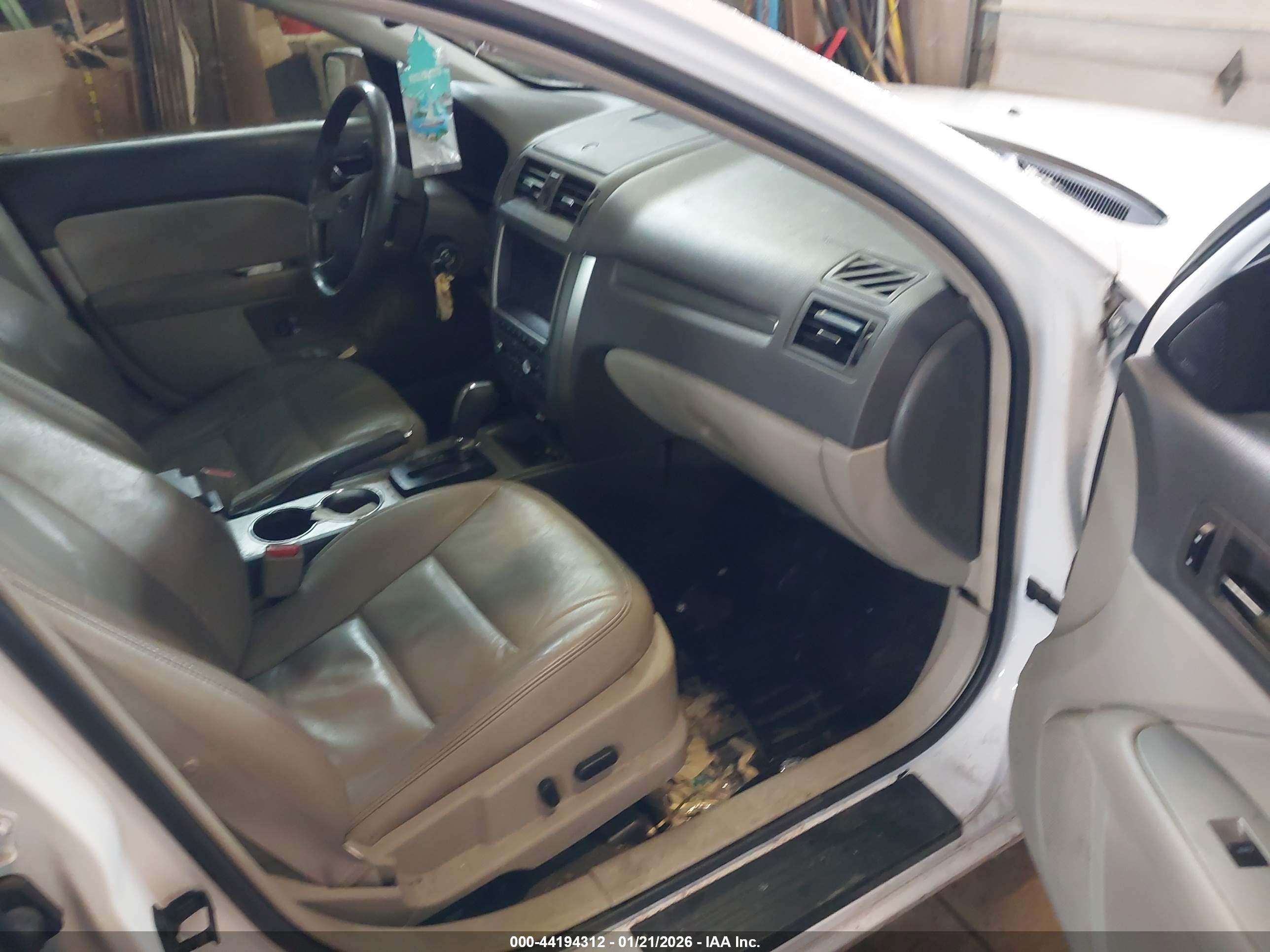 FORD FUSION image 5
