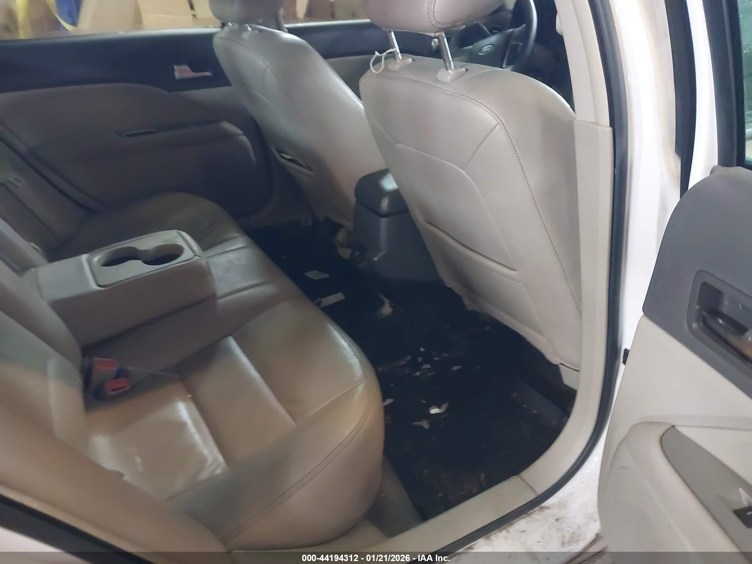 FORD FUSION image 8