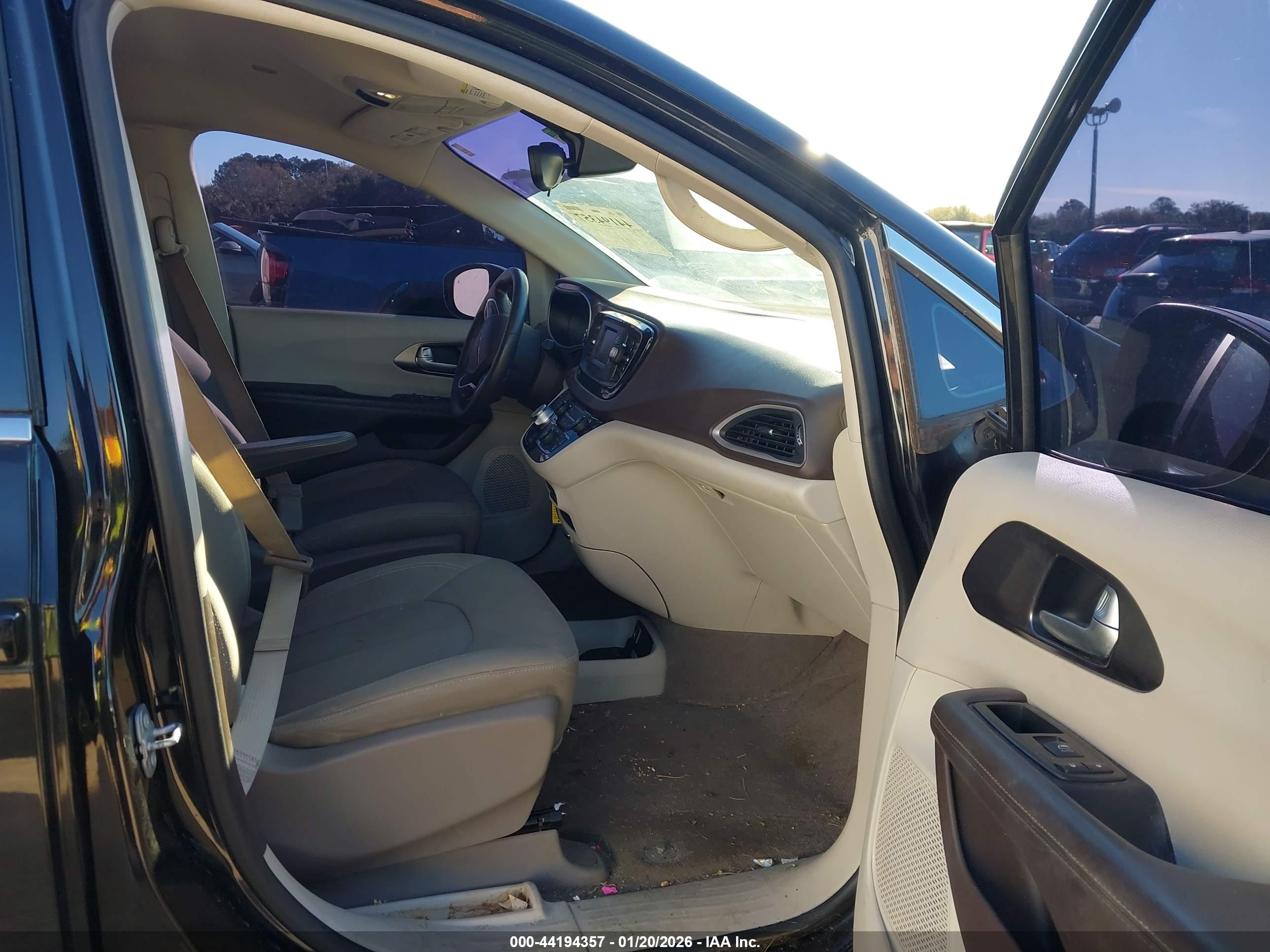CHRYSLER PACIFICA image 5