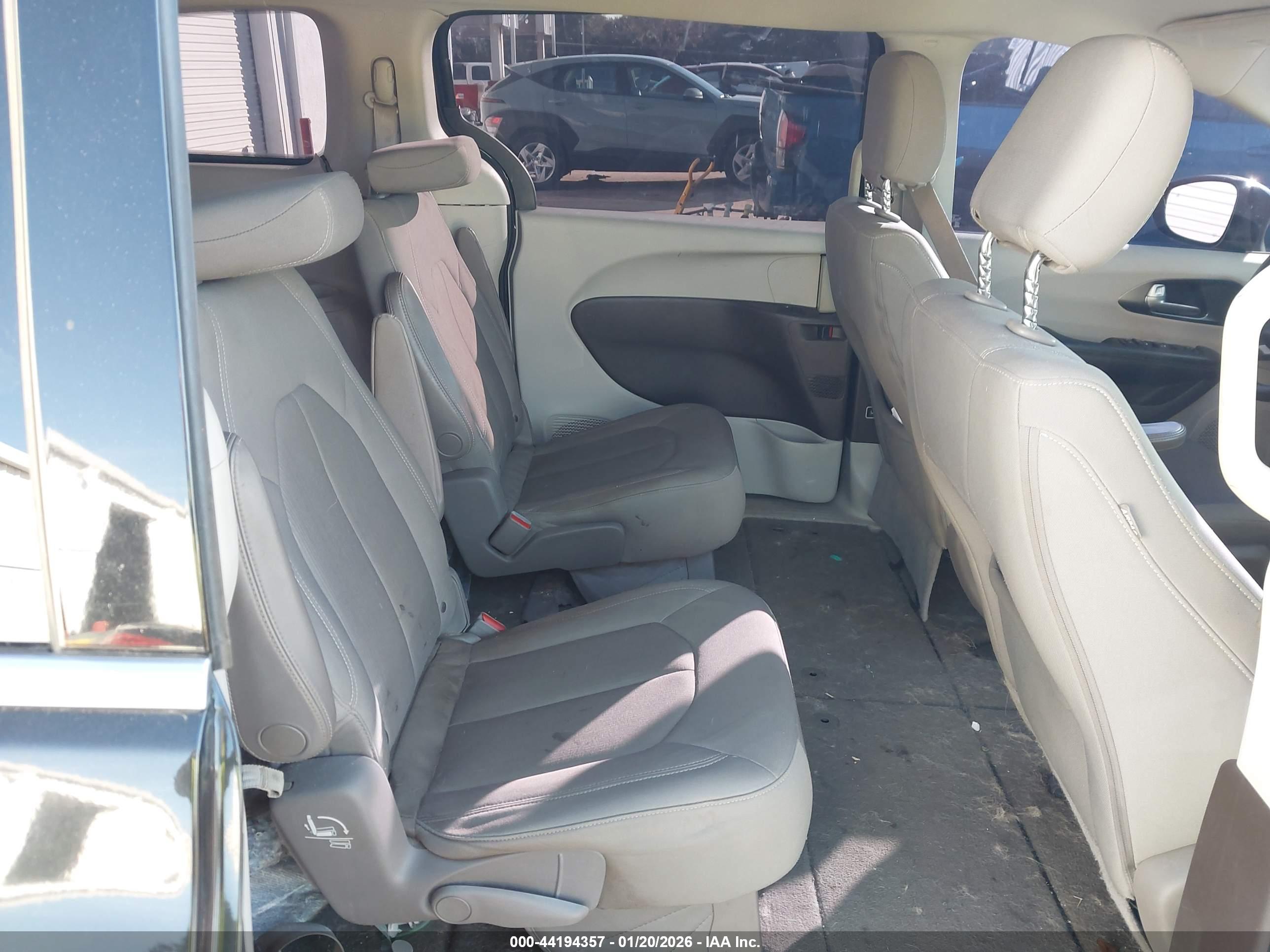CHRYSLER PACIFICA image 8