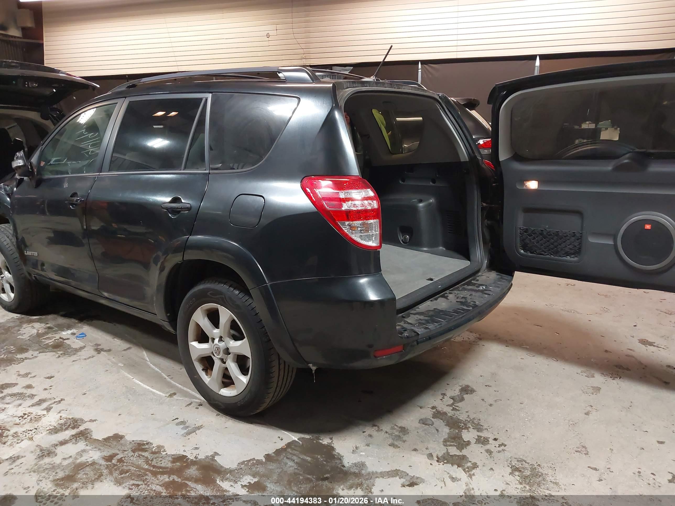 TOYOTA RAV4 image 3