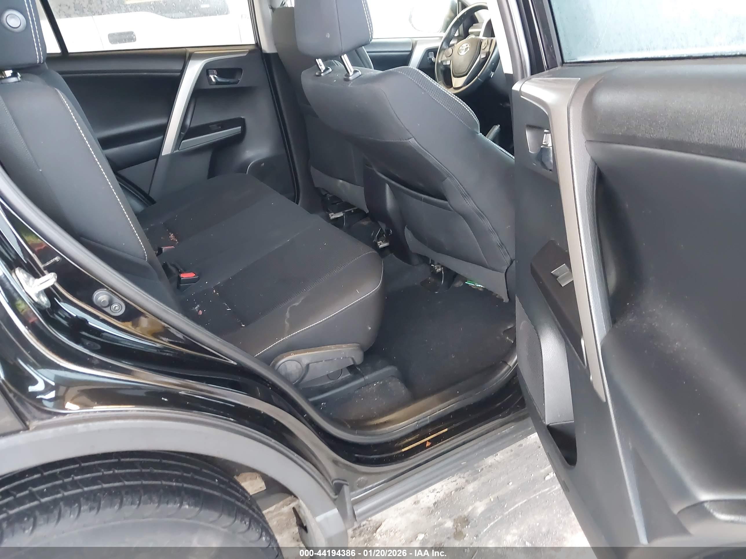 TOYOTA RAV4 image 8