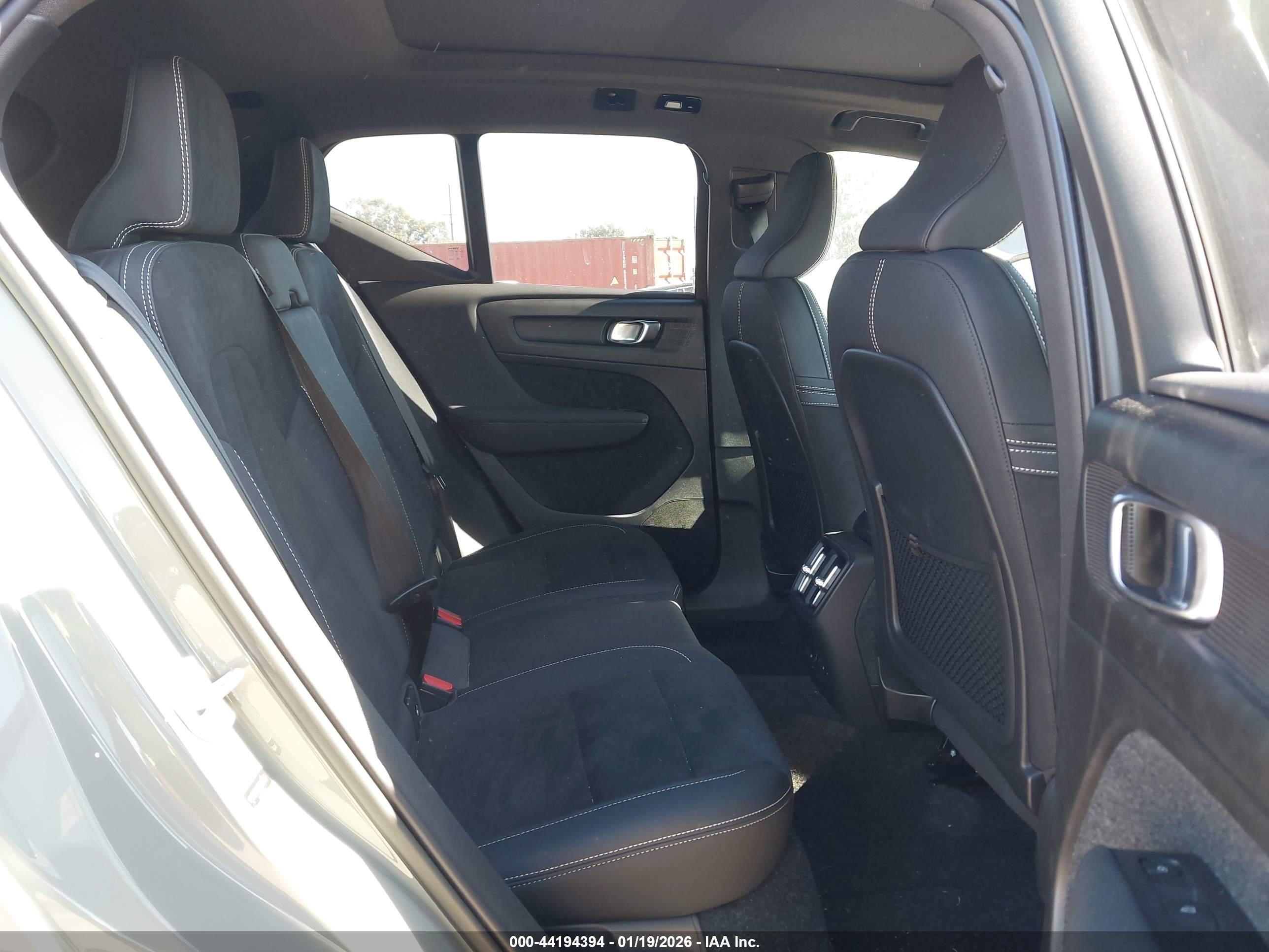 VOLVO XC40 image 8