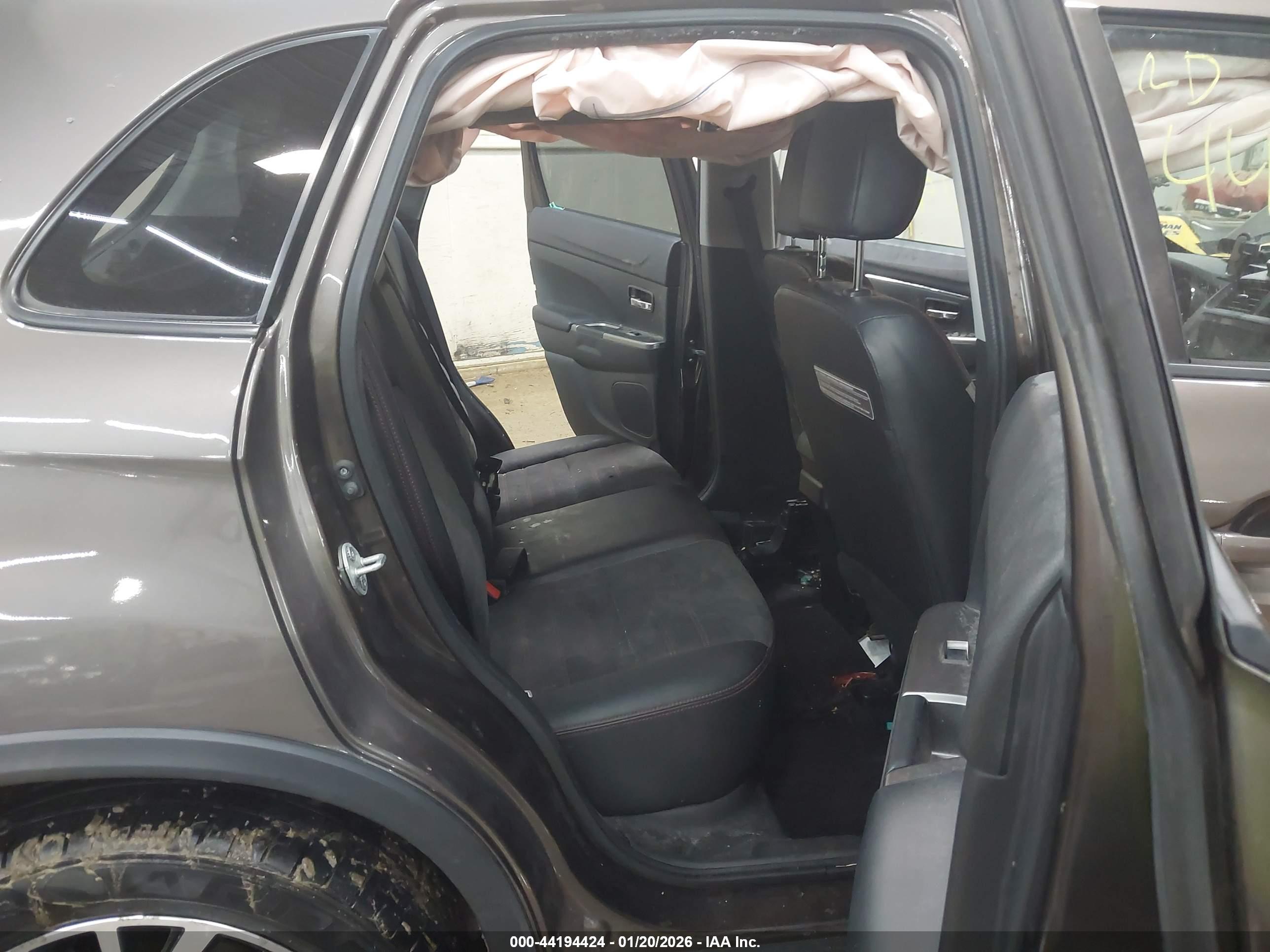 MITSUBISHI OUTLANDER image 8