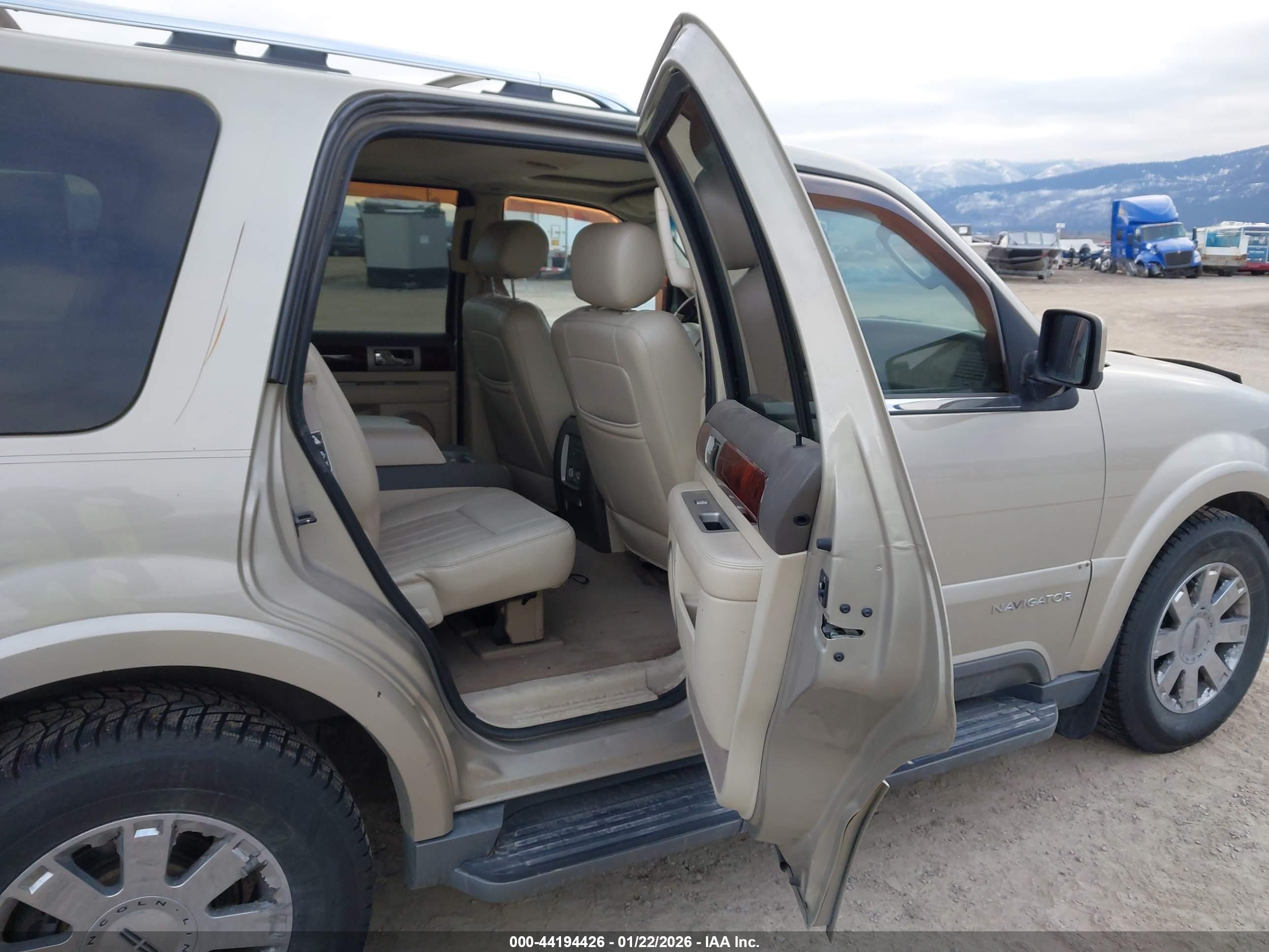 LINCOLN NAVIGATOR image 8