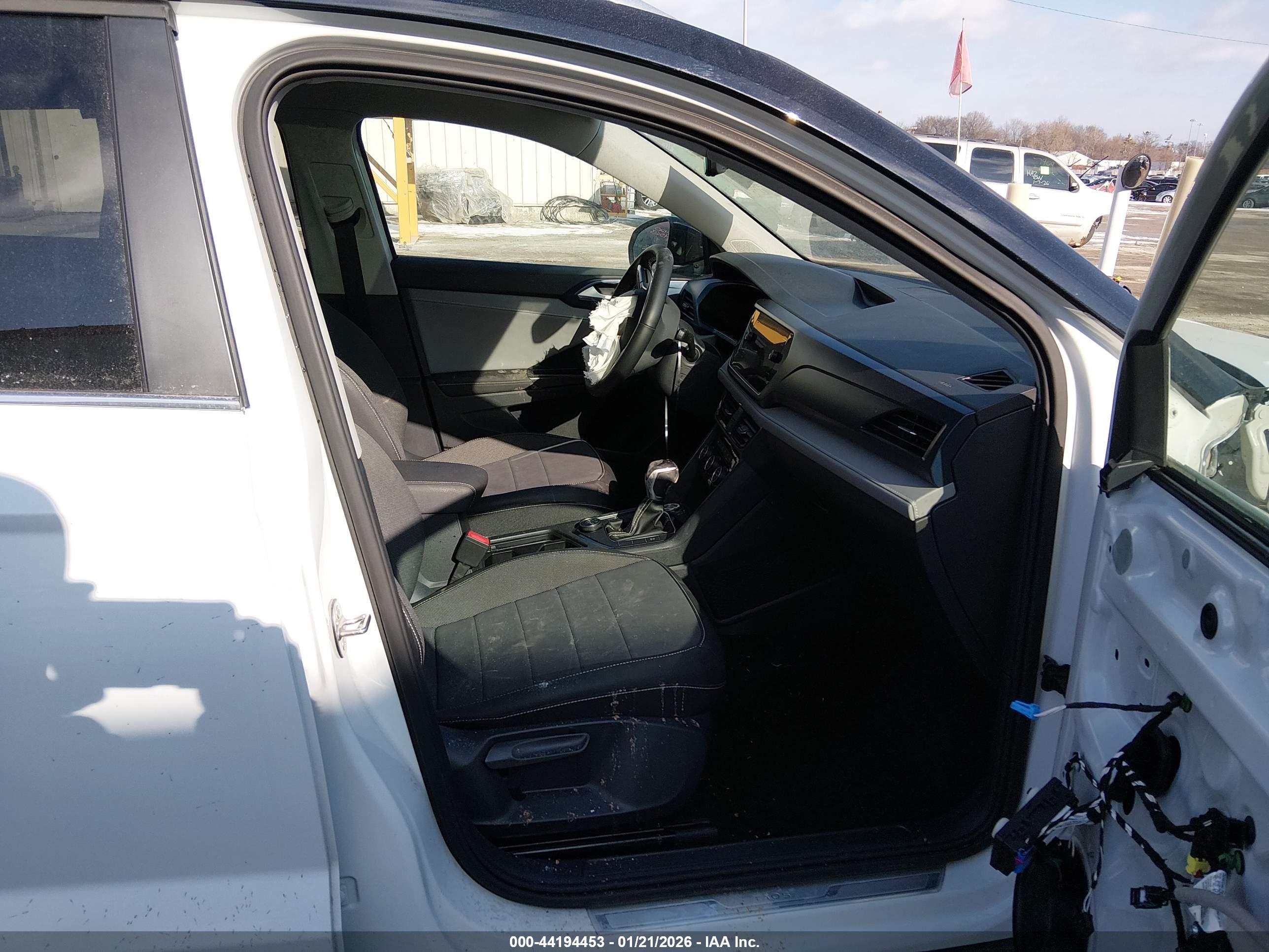 VOLKSWAGEN TAOS image 5