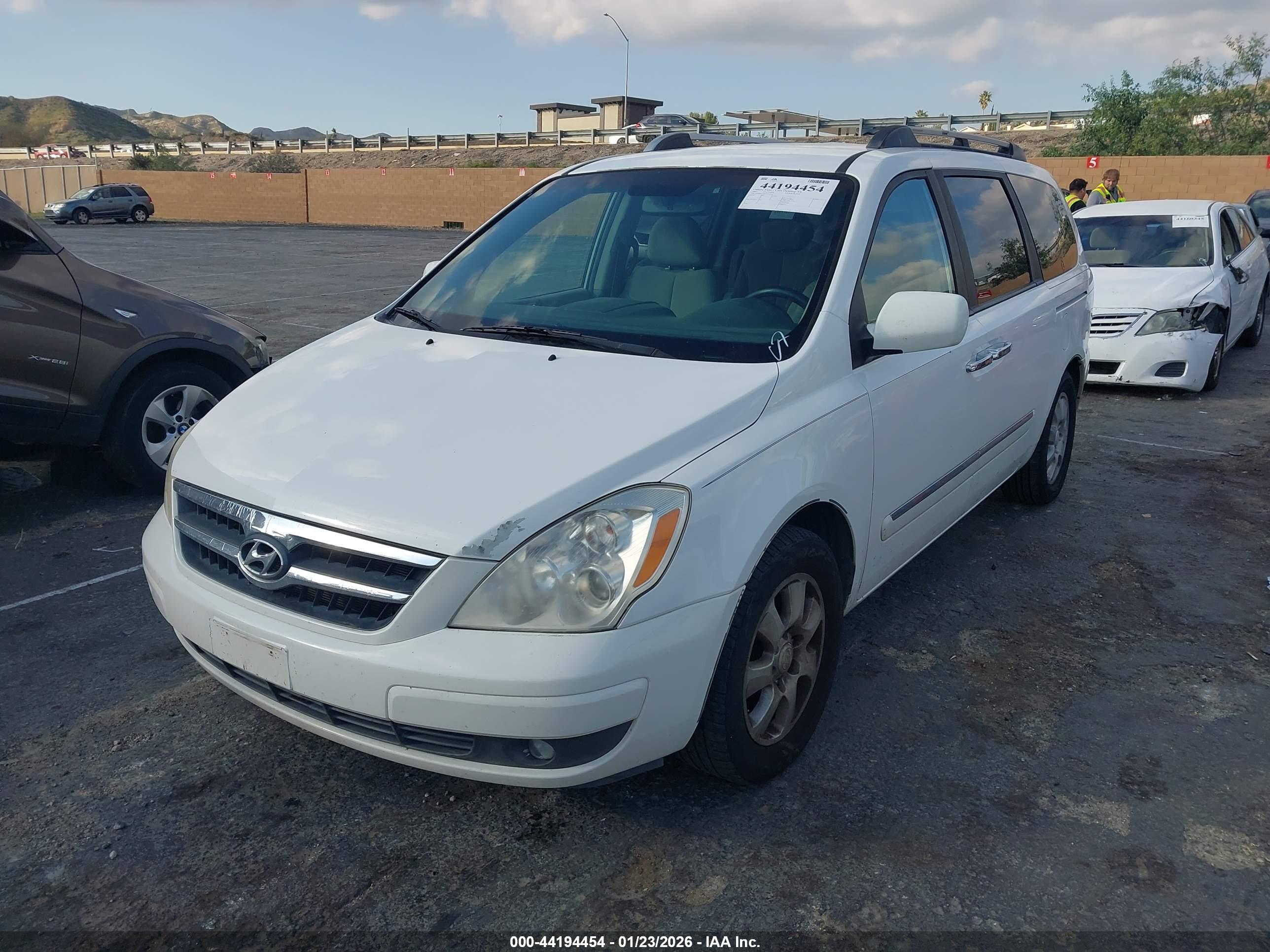 HYUNDAI ENTOURAGE image 2