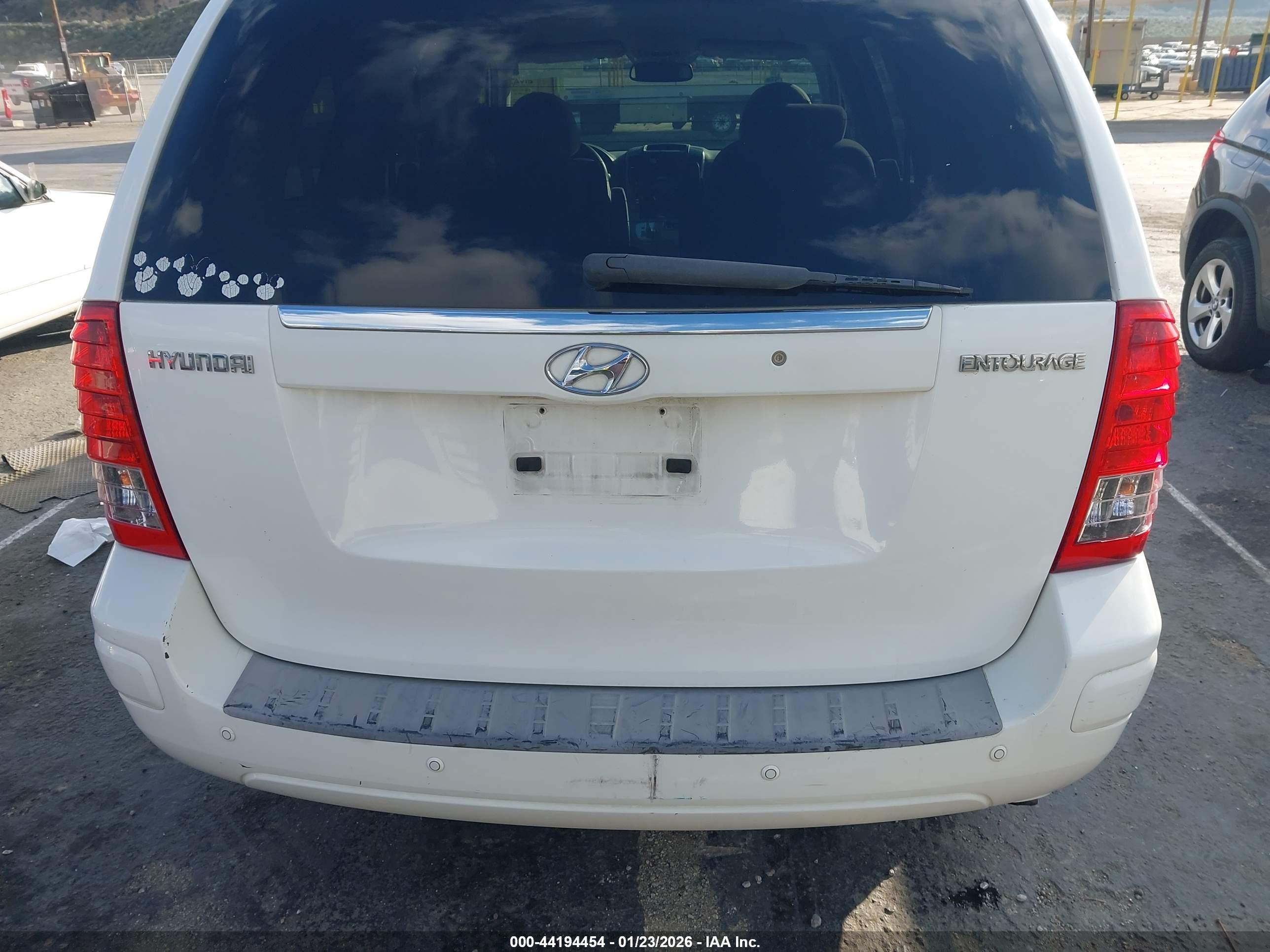 HYUNDAI ENTOURAGE image 6