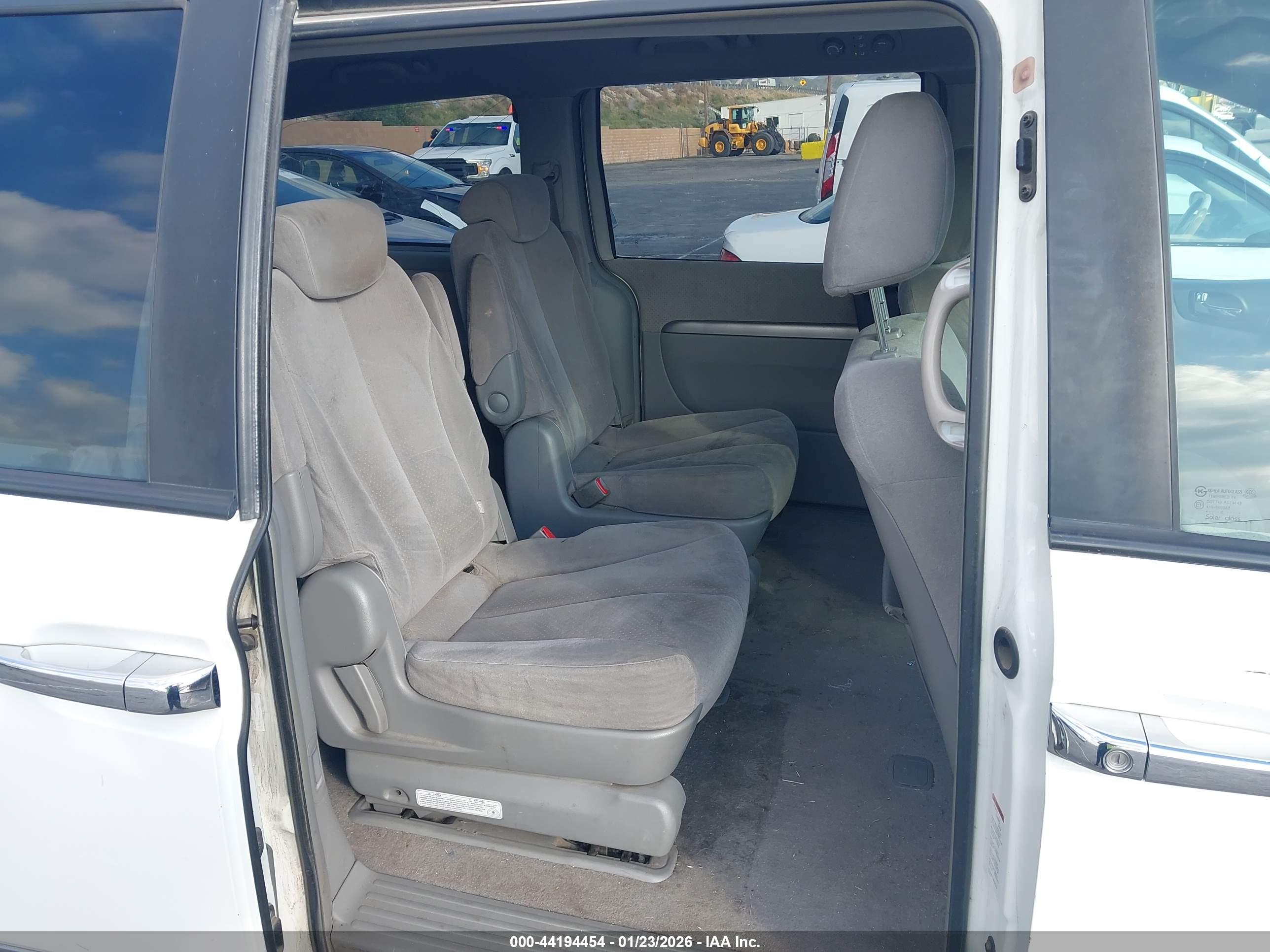 HYUNDAI ENTOURAGE image 8