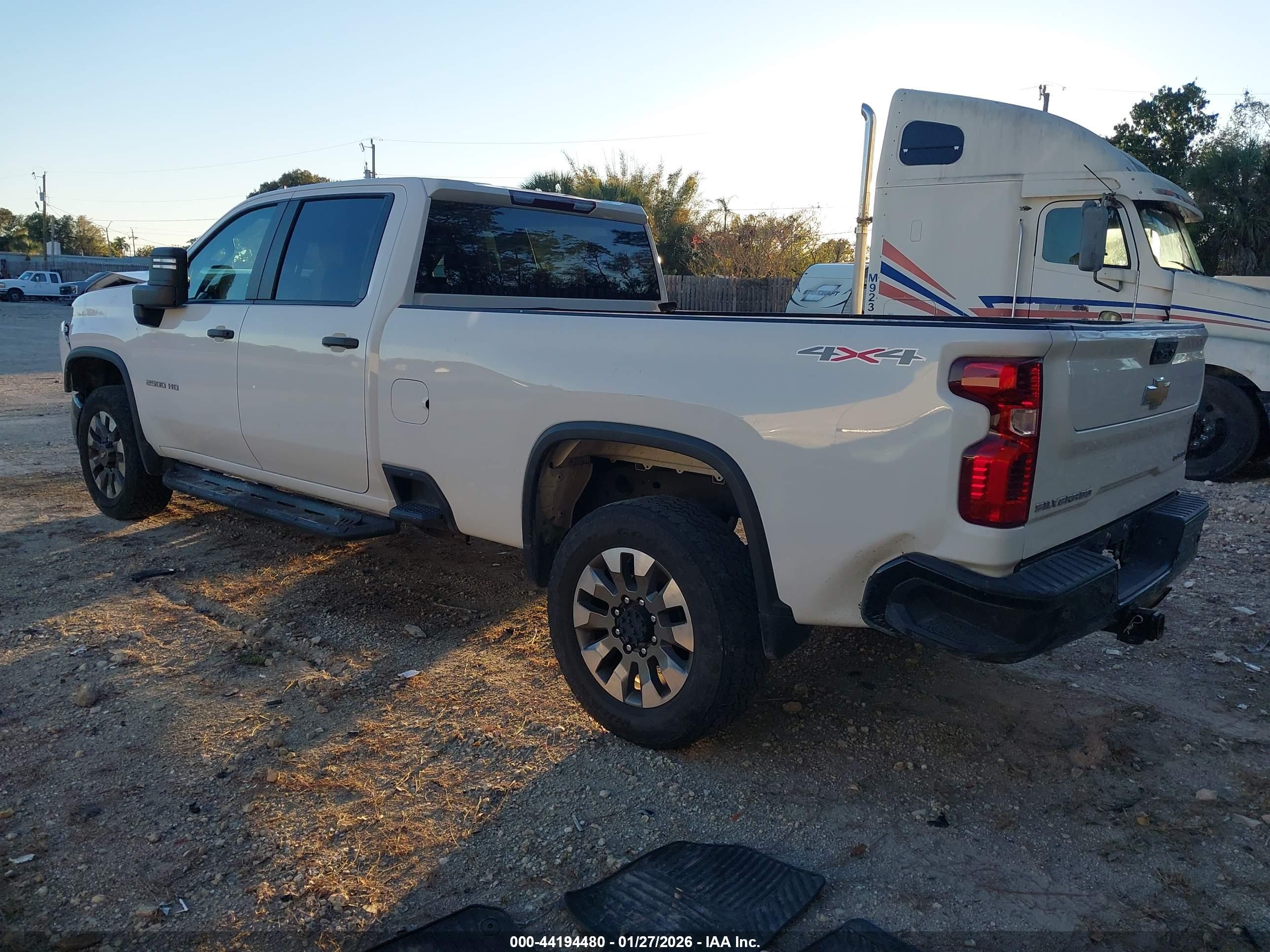CHEVROLET SILVERADO image 3