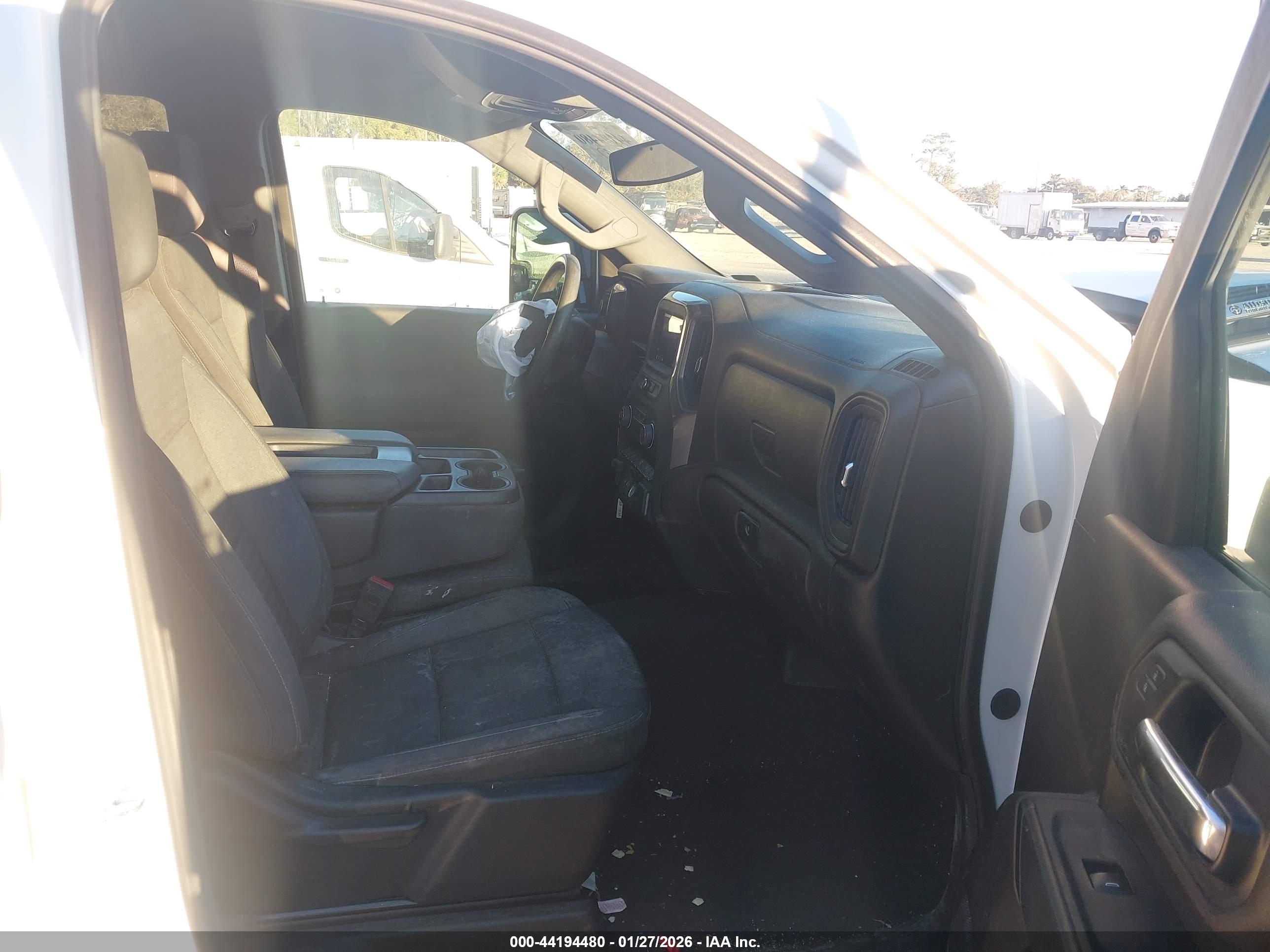 CHEVROLET SILVERADO image 5