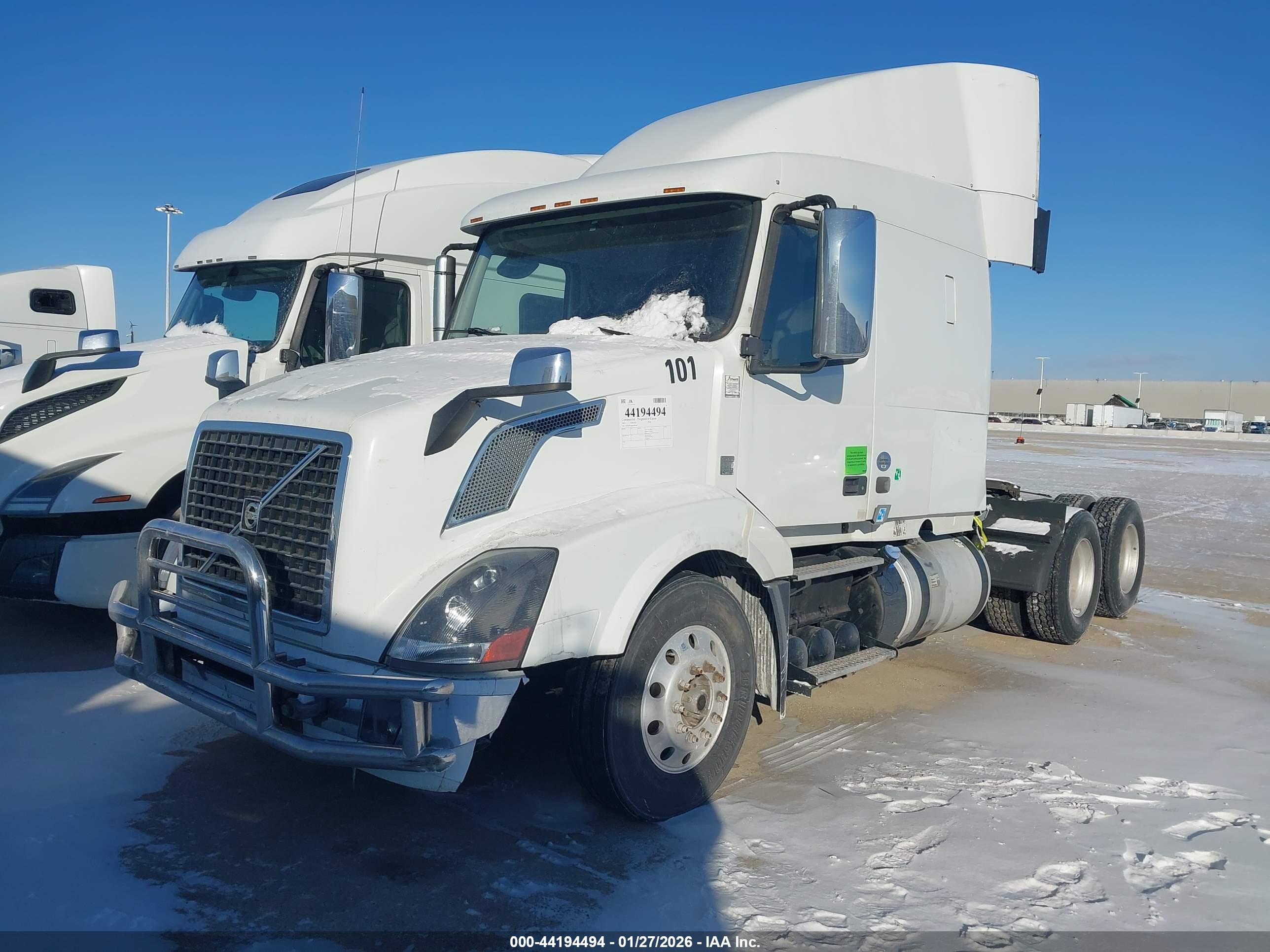 VOLVO VNL image 2