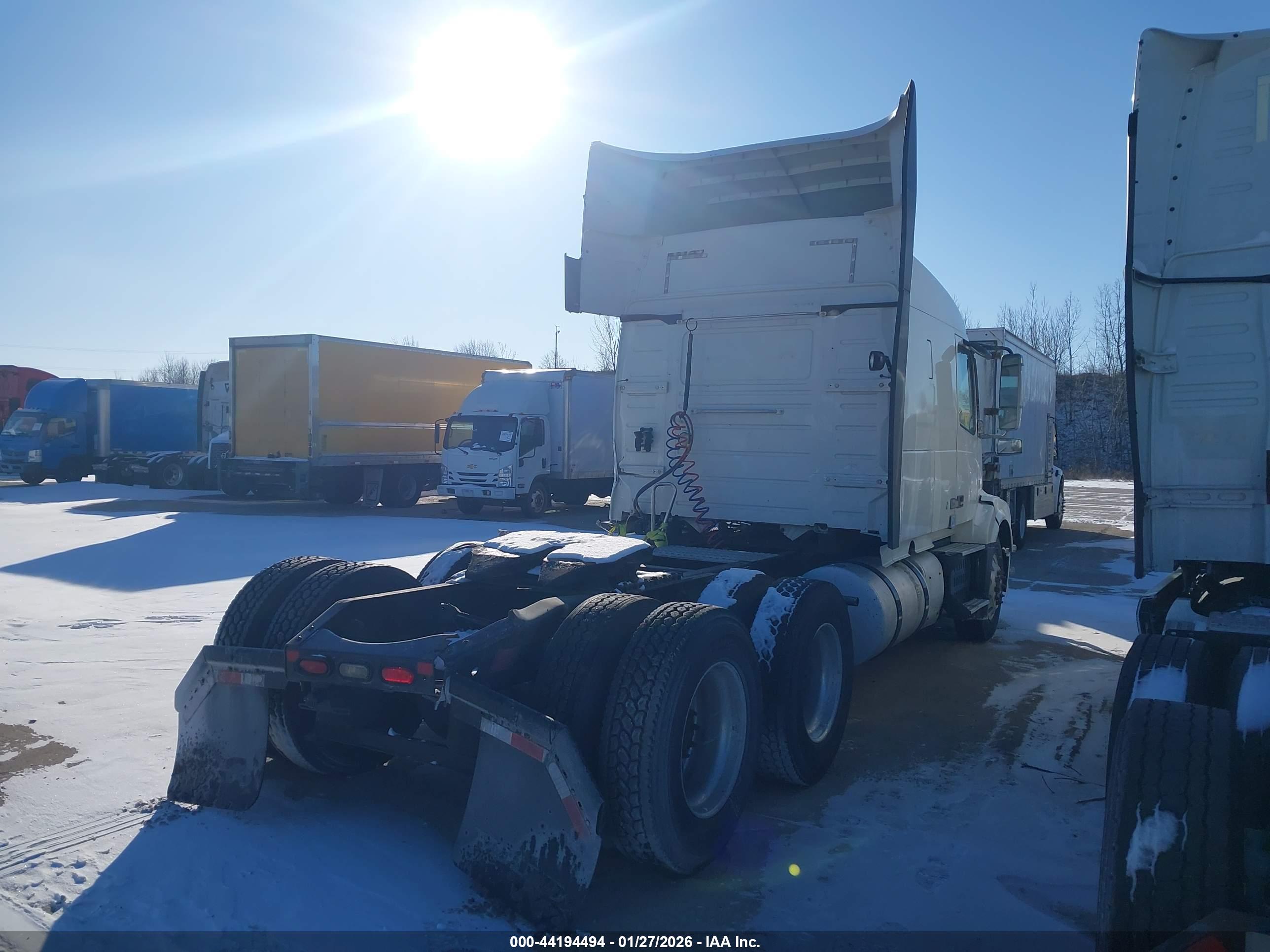 VOLVO VNL image 4