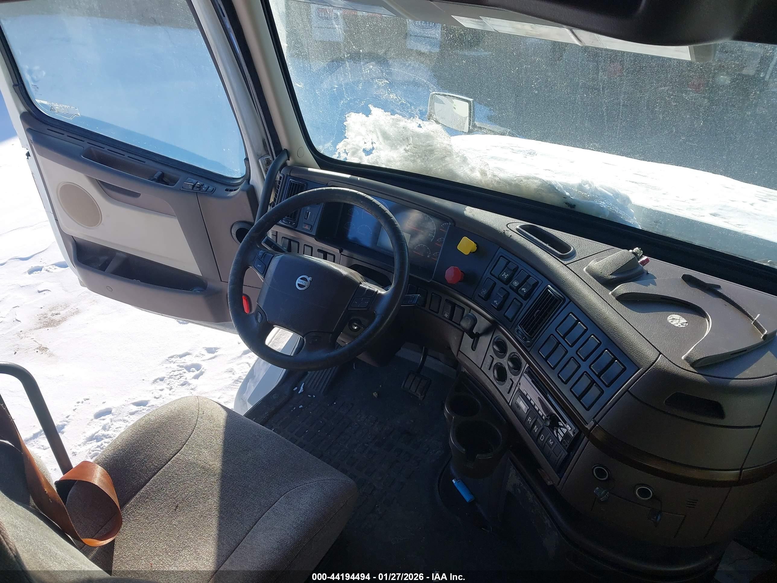 VOLVO VNL image 8