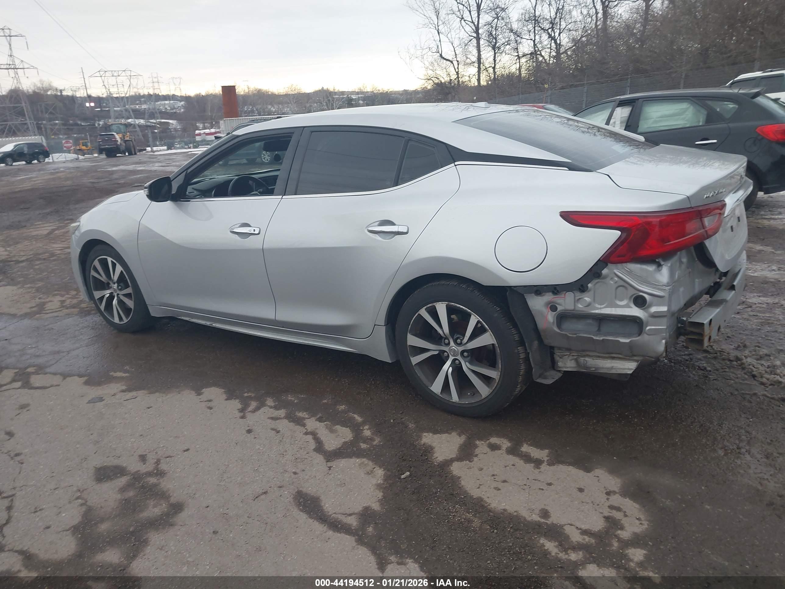 NISSAN MAXIMA image 3