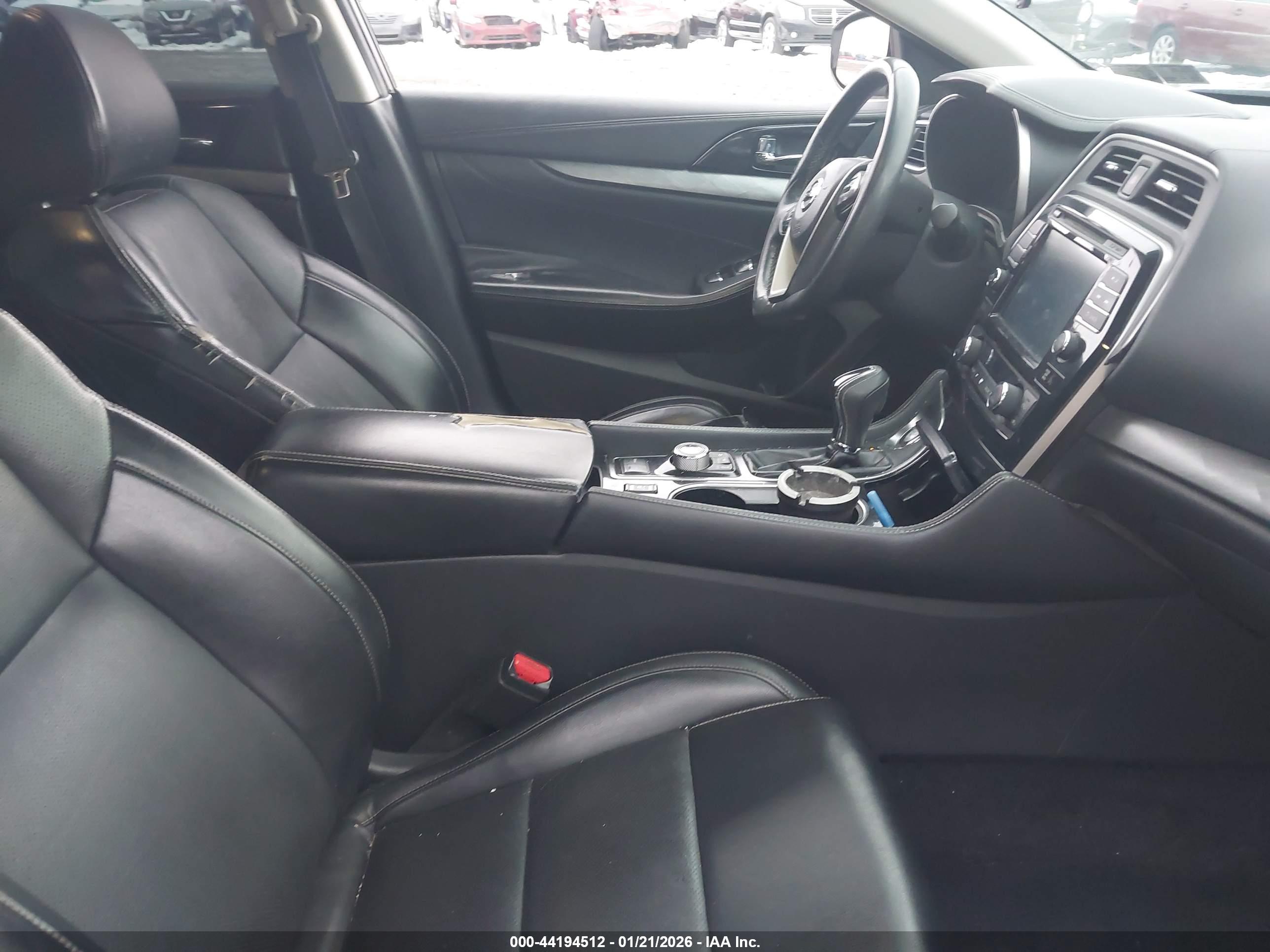 NISSAN MAXIMA image 5
