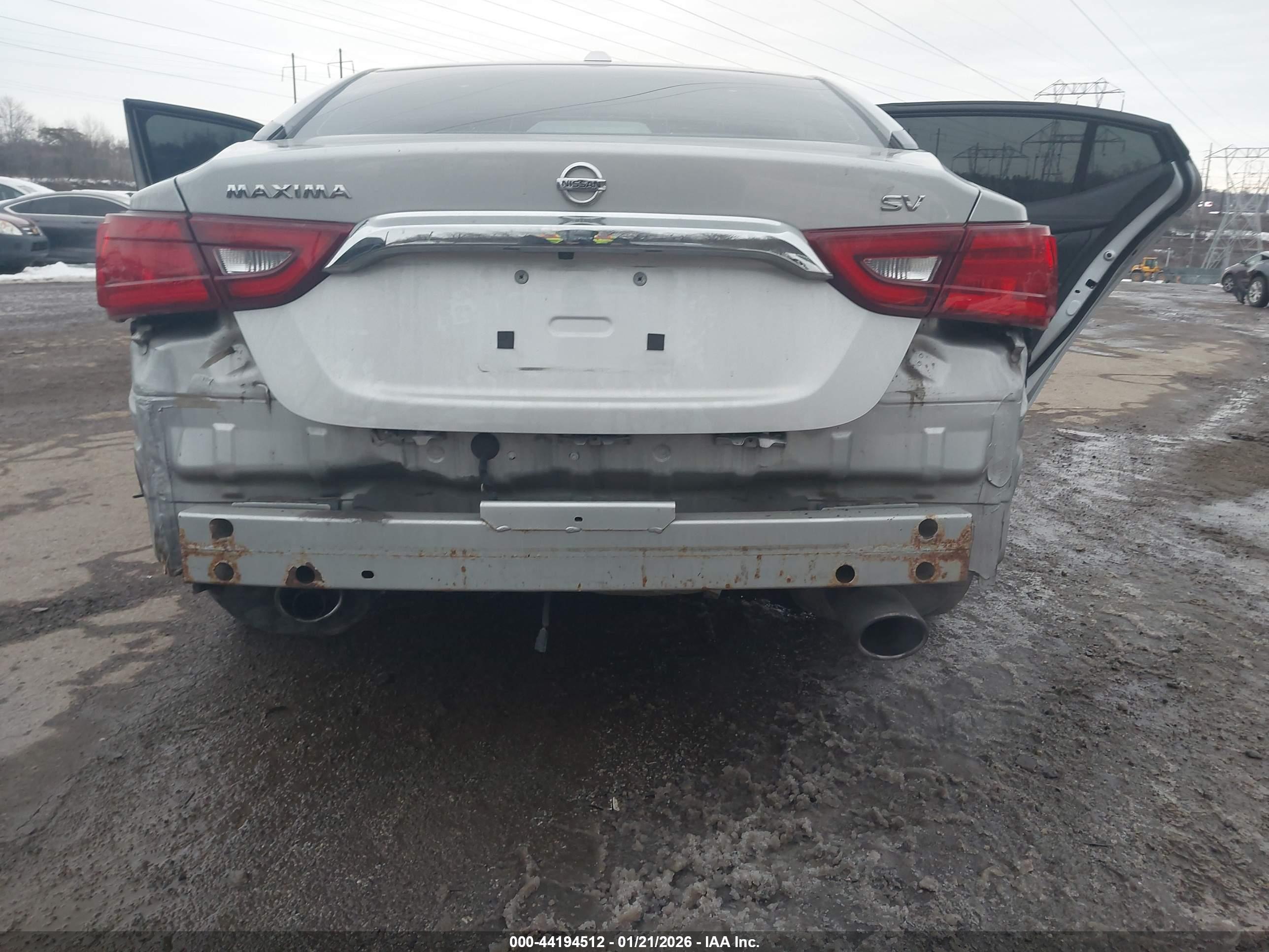 NISSAN MAXIMA image 6