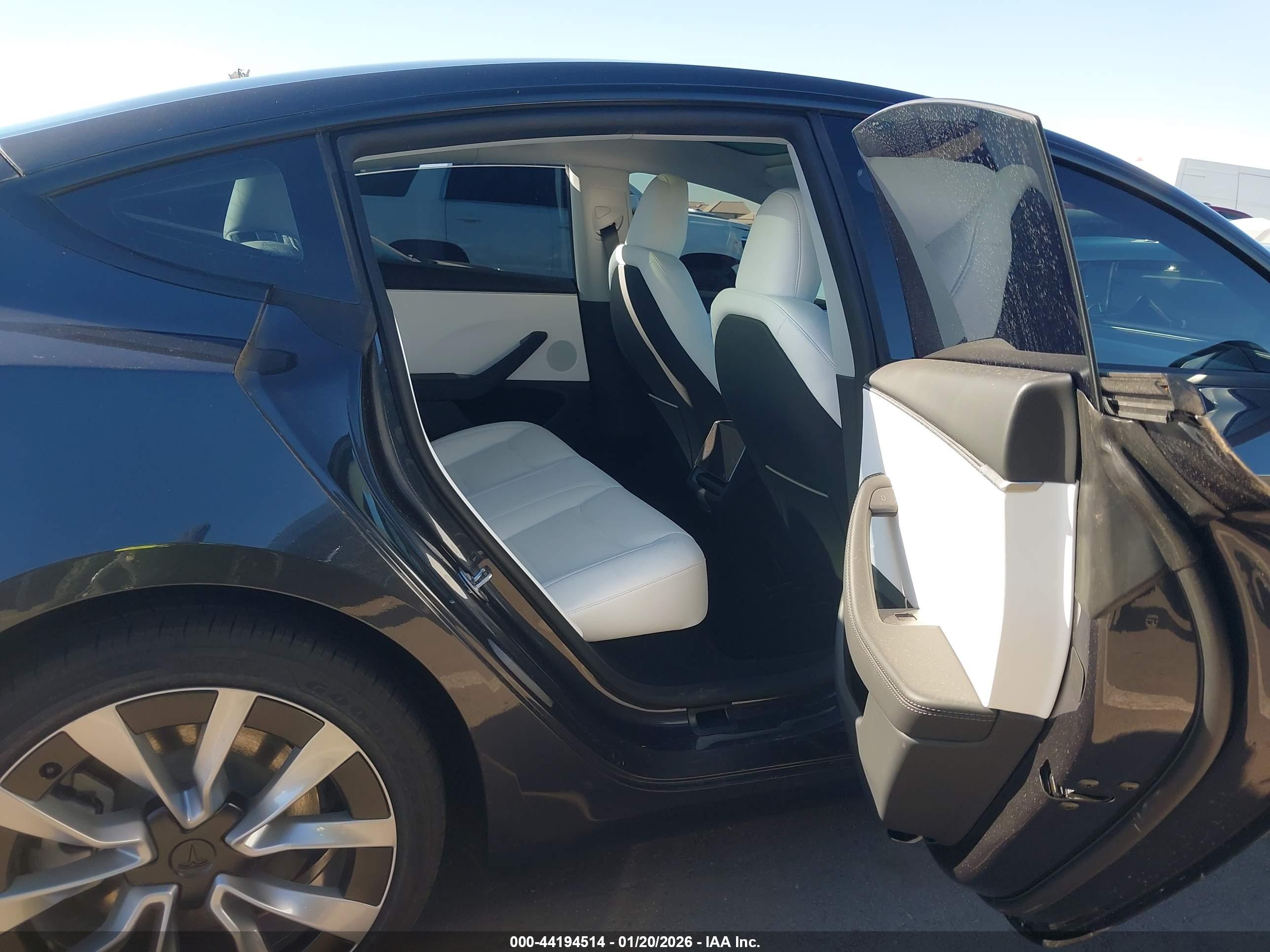 TESLA MODEL image 8