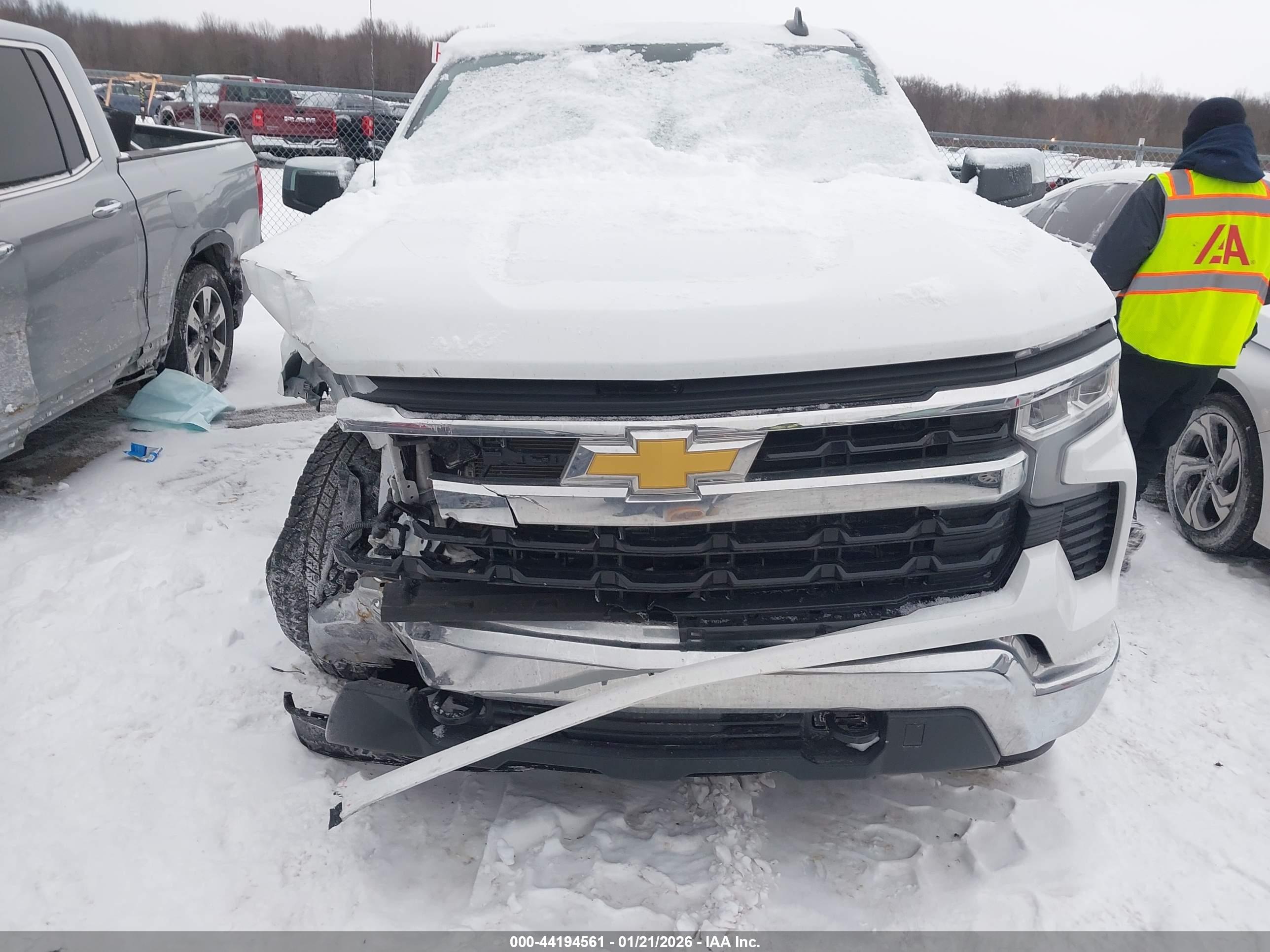 CHEVROLET SILVERADO image 6