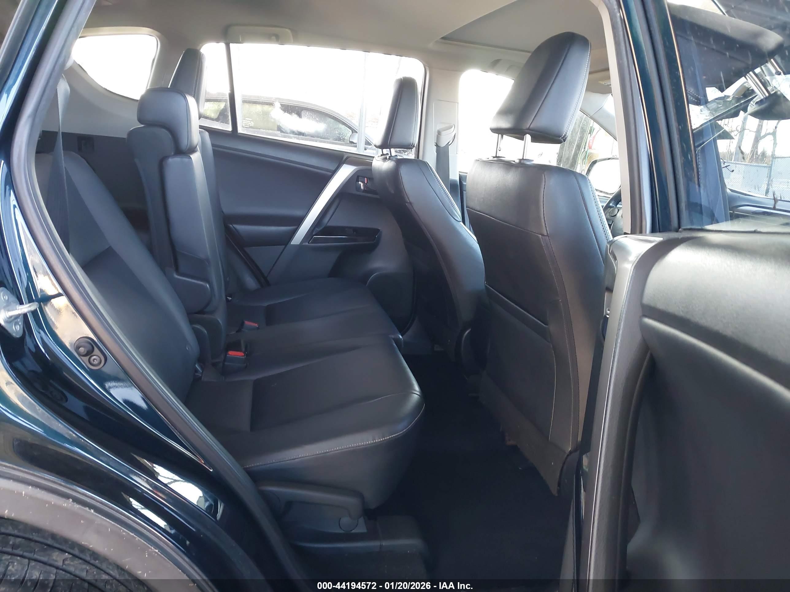 TOYOTA RAV4 image 8