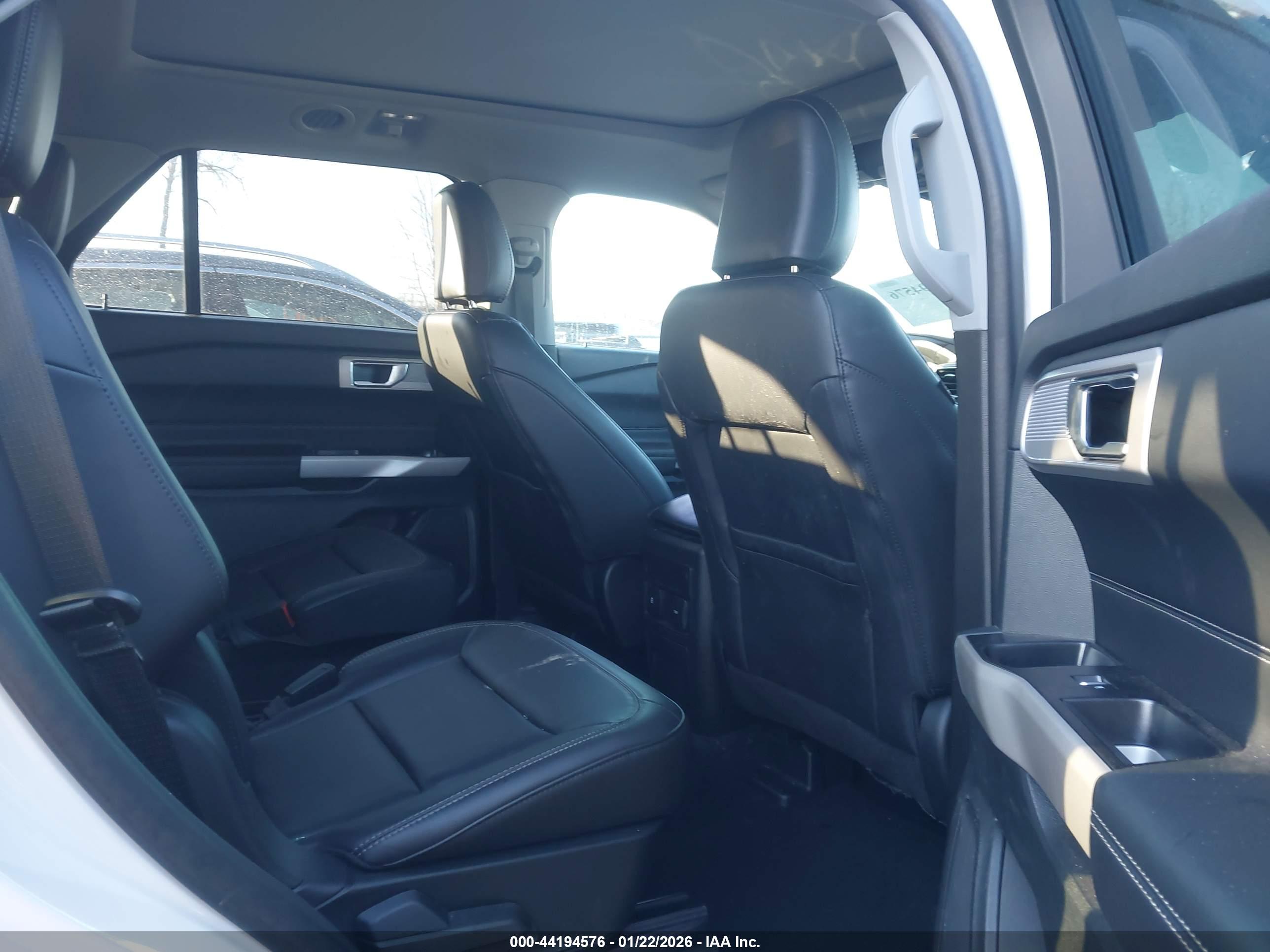 FORD EXPLORER image 8