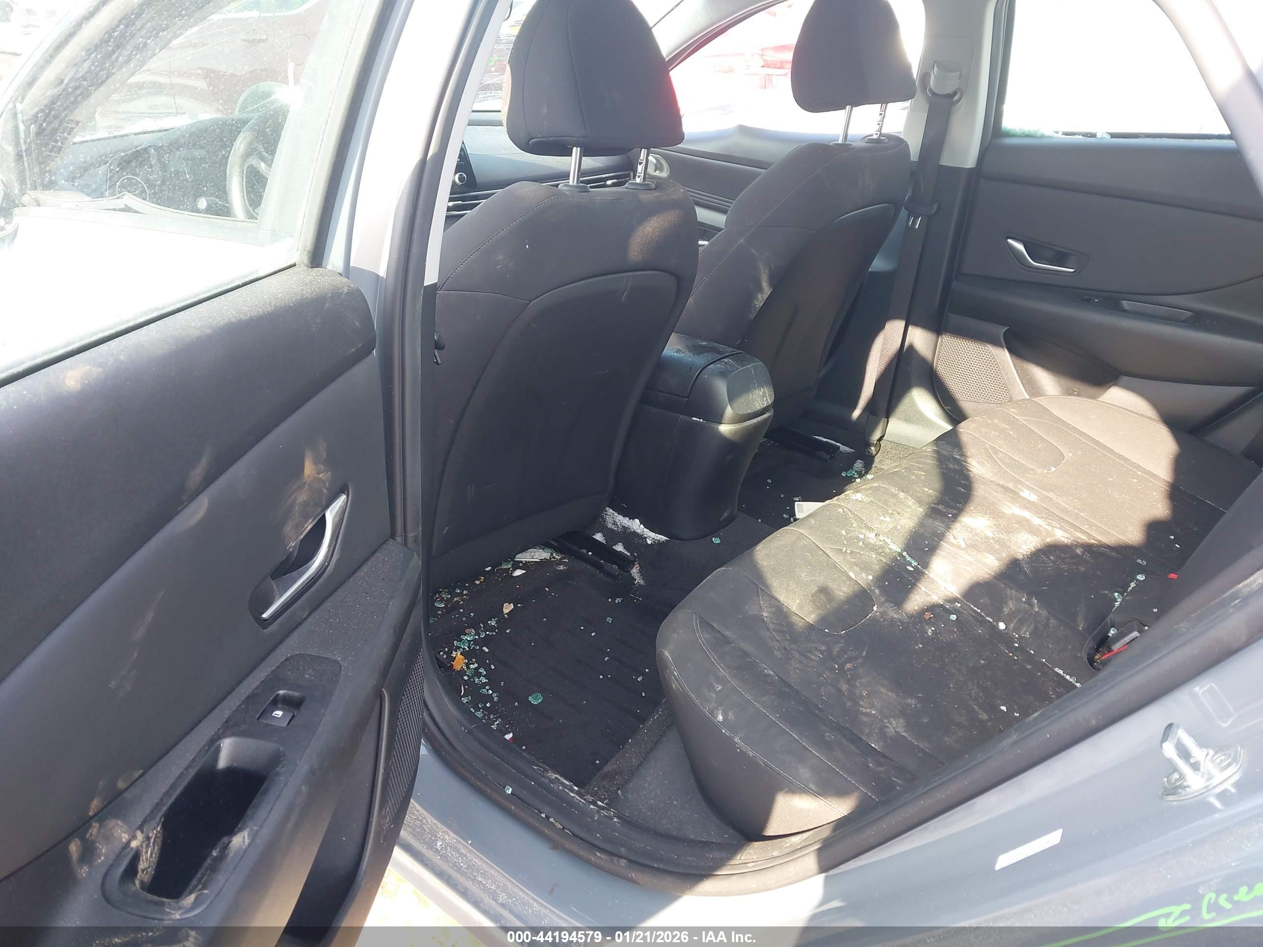 HYUNDAI ELANTRA image 8