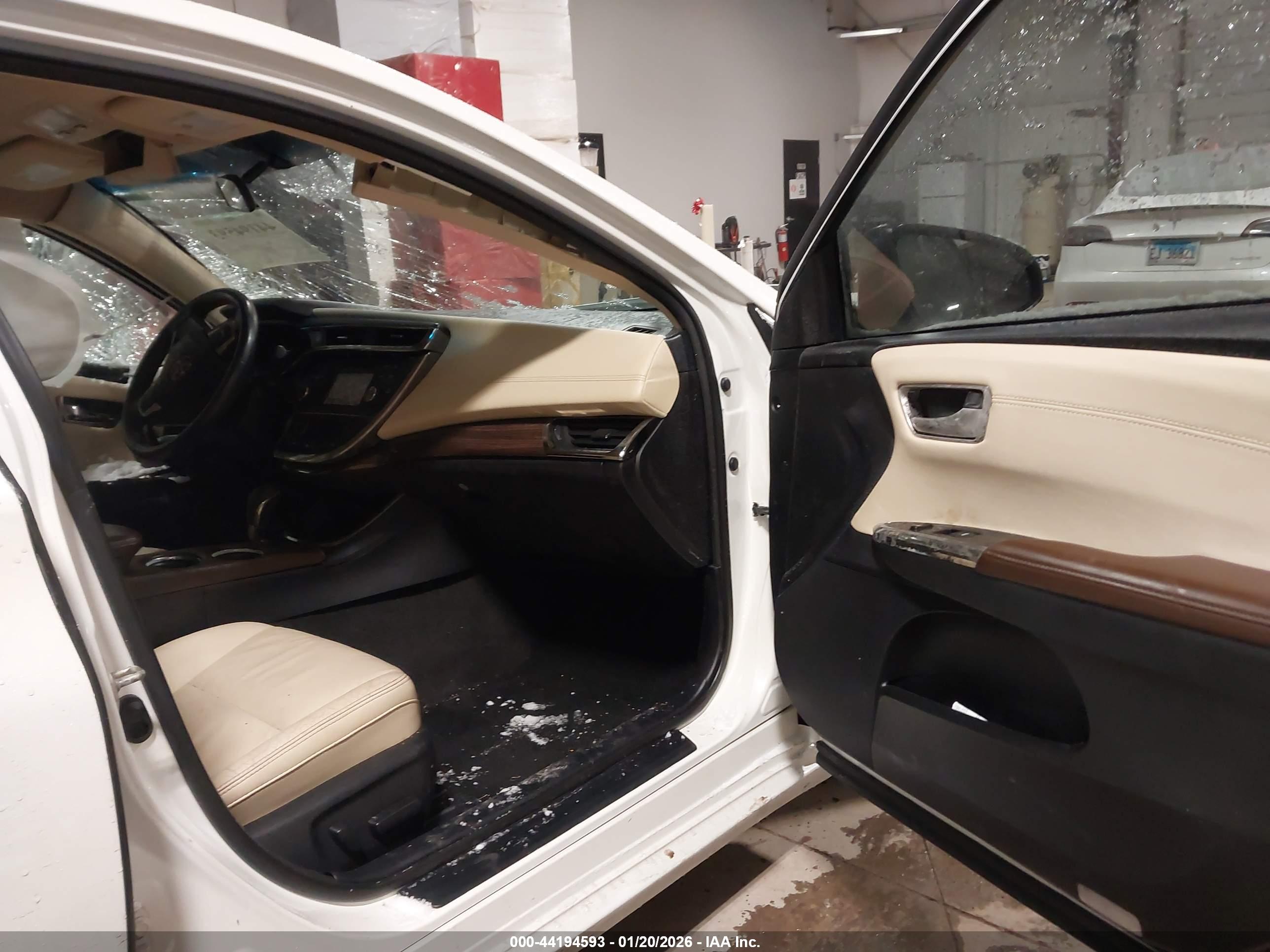 TOYOTA AVALON image 5