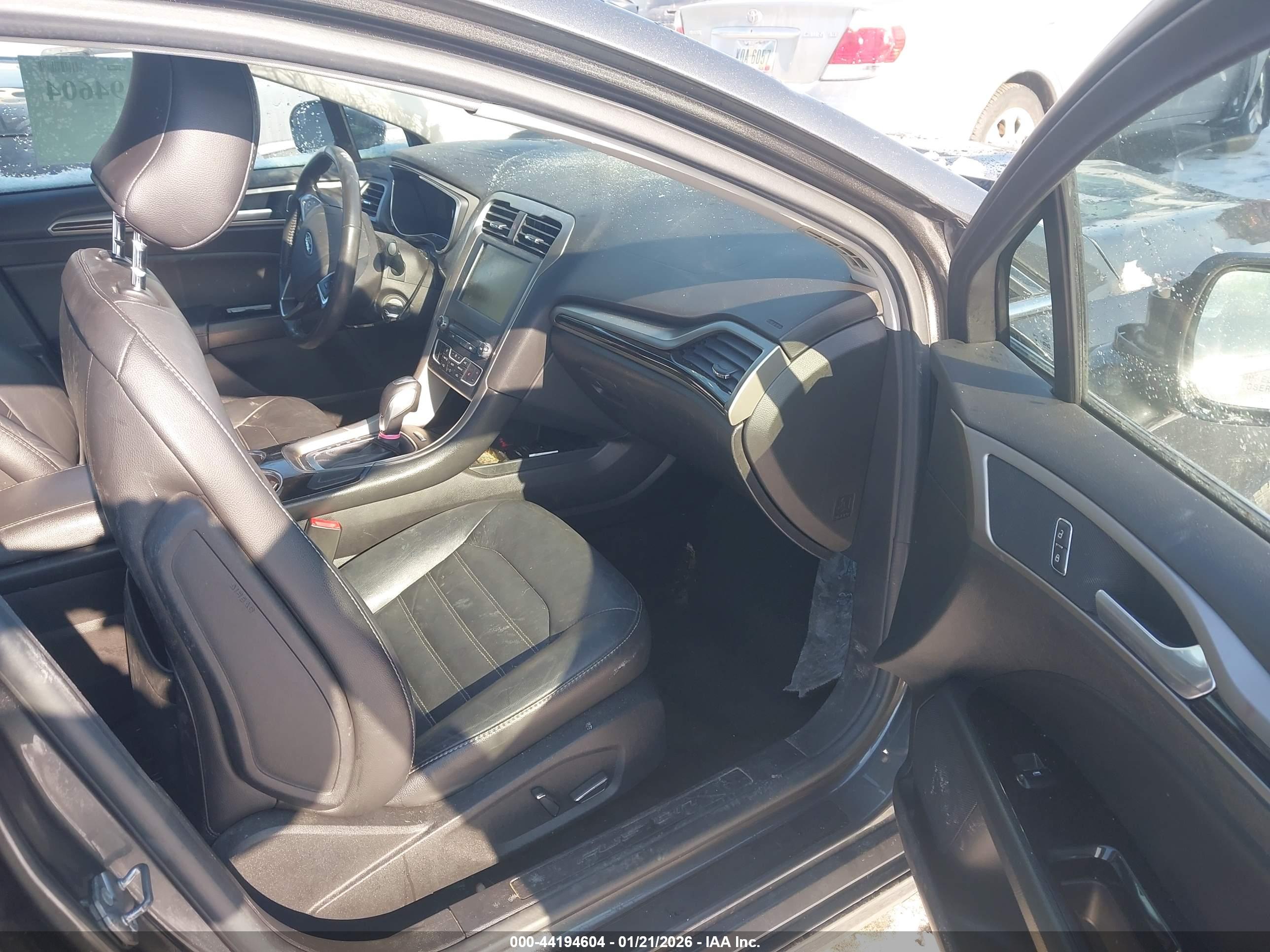 FORD FUSION image 5