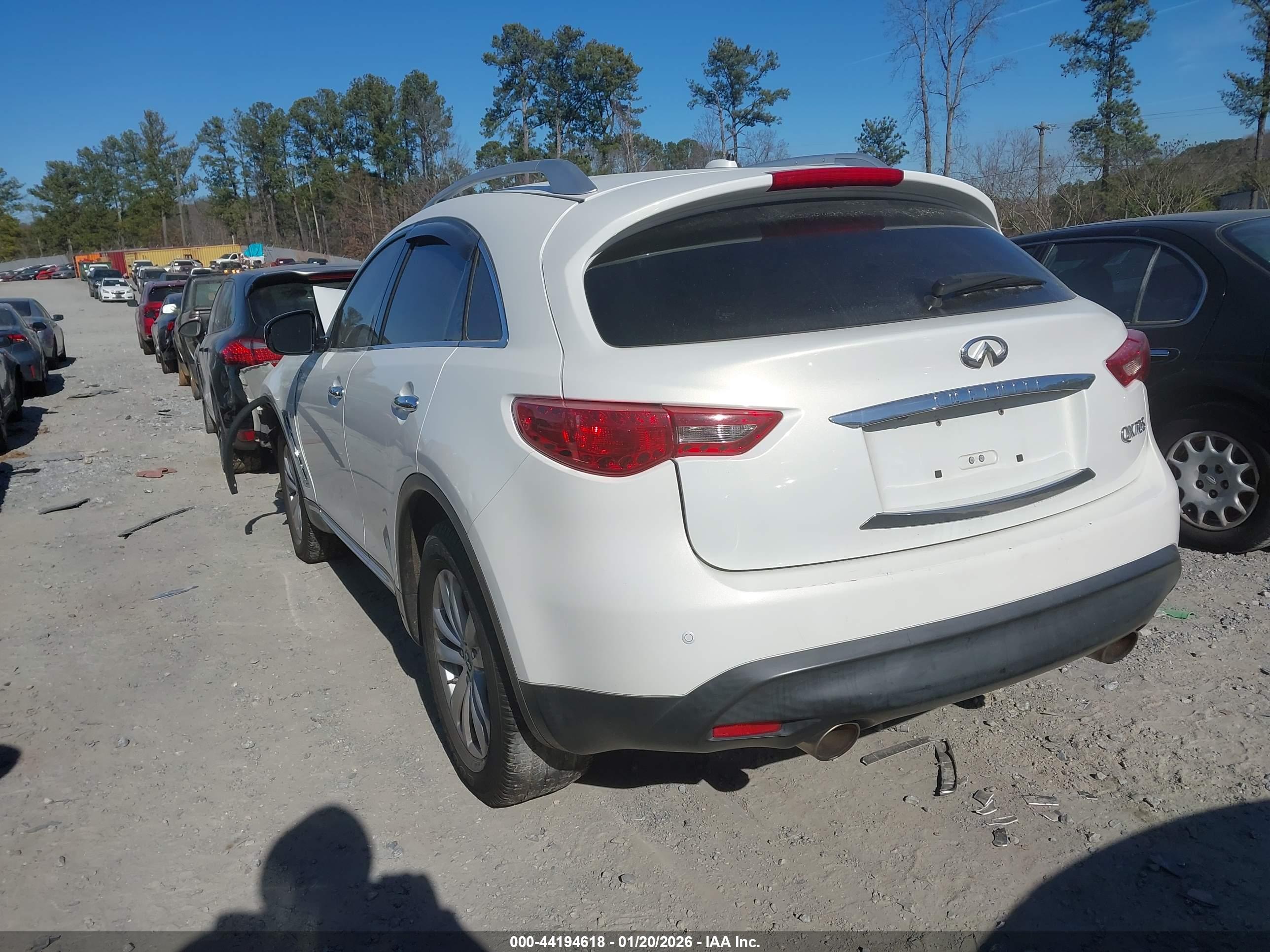 INFINITI QX70 image 3