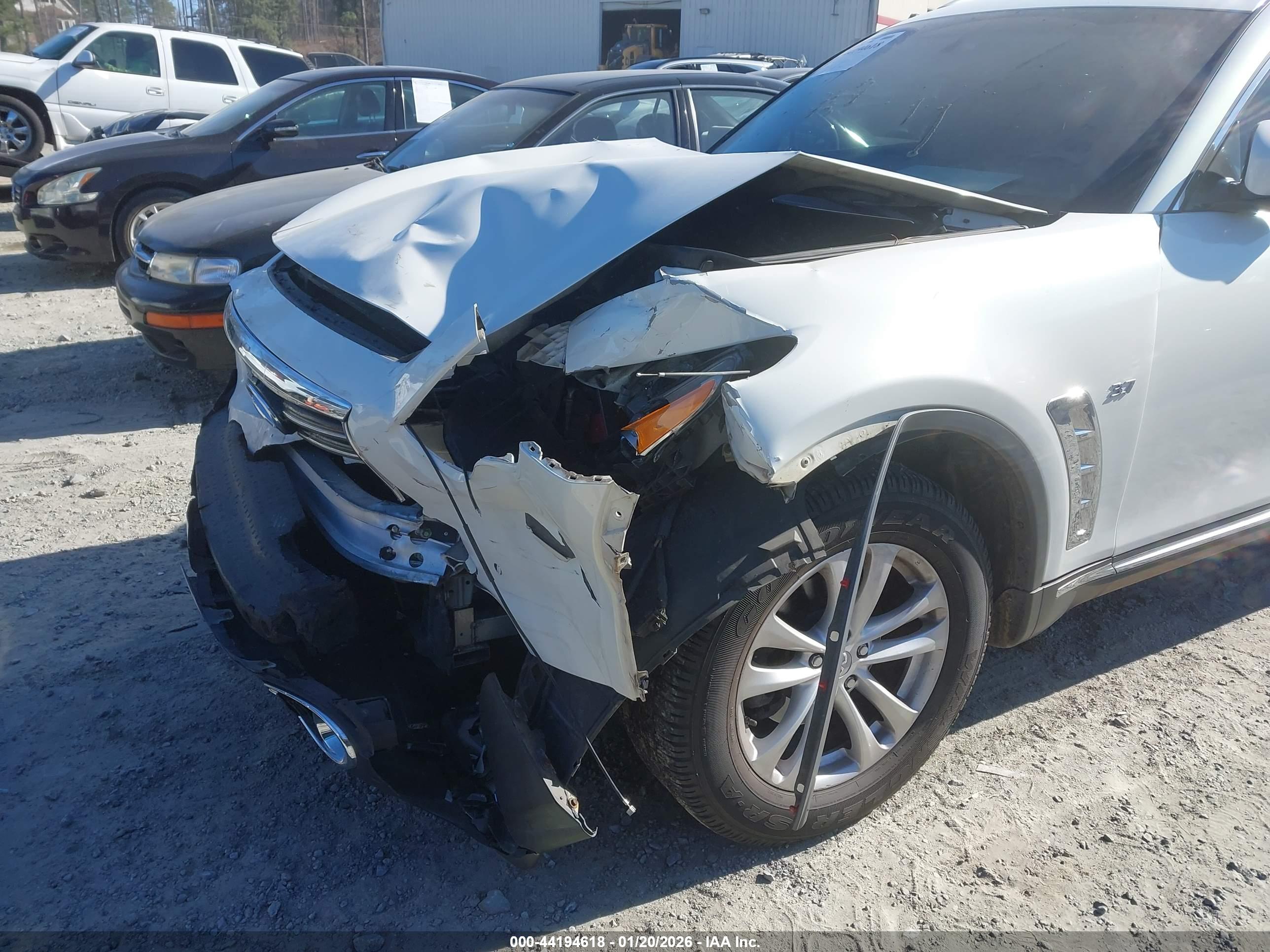 INFINITI QX70 image 6